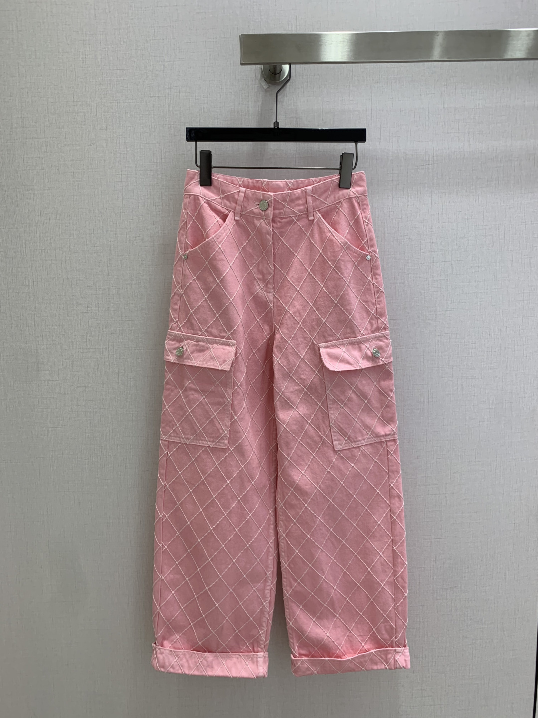 NO:911139,Highly recommended 26 spring and summer new style diamond pocket workwear wide-leg trousers. Super fashionable. The upper body is cool and sassy in individual colors. The texture is delicate, the cotton feels natural, the muscles are strong, and super beautiful!  The details and workmanship are super good, new products are in stock, unboxed and available for grabs, one color SML code, high quality,19860909强烈推荐 26春夏新款 菱格口袋工装阔腿长裤 超时髦 个性色调上身又酷又飒爽 纹理细腻,棉感自然,有筋骨感,超级漂亮！细节做工超级好,新品现货开箱开抢 一个色 SML码 高品质,,,Women's clothing