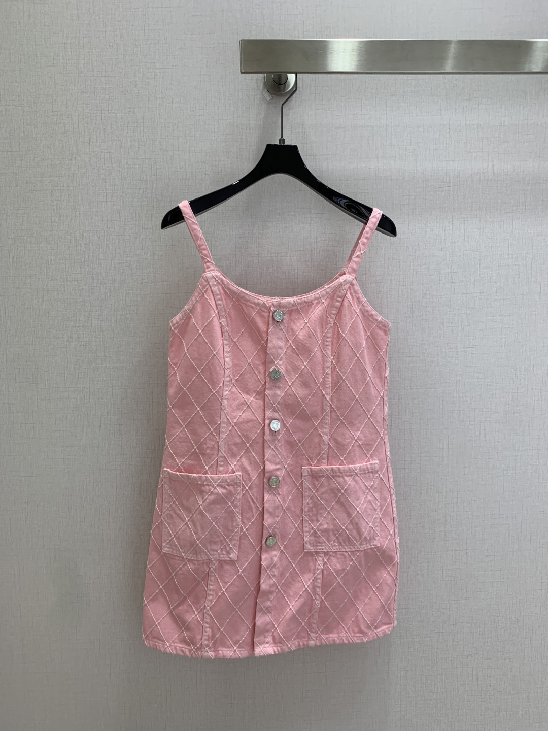 NO:911105,Highly recommended 26 spring and summer new diamond suspender dress. Super fashionable. The upper body is cool and sassy with a unique color tone. The texture is delicate, the cotton feels natural, the muscles are strong, and super beautiful!  The details and workmanship are super good, new products are in stock, unboxing and grabbing, one color SML code, high quality l,,skirts,19860909强烈推荐 26春夏新款 菱格吊带连衣裙 超时髦 个性色调上身又酷又飒爽 纹理细腻,棉感自然,有筋骨感,超级漂亮！细节做工超级好,新品现货开箱开抢 一个色 SML码 高品质l,,skirts,,Women's clothing