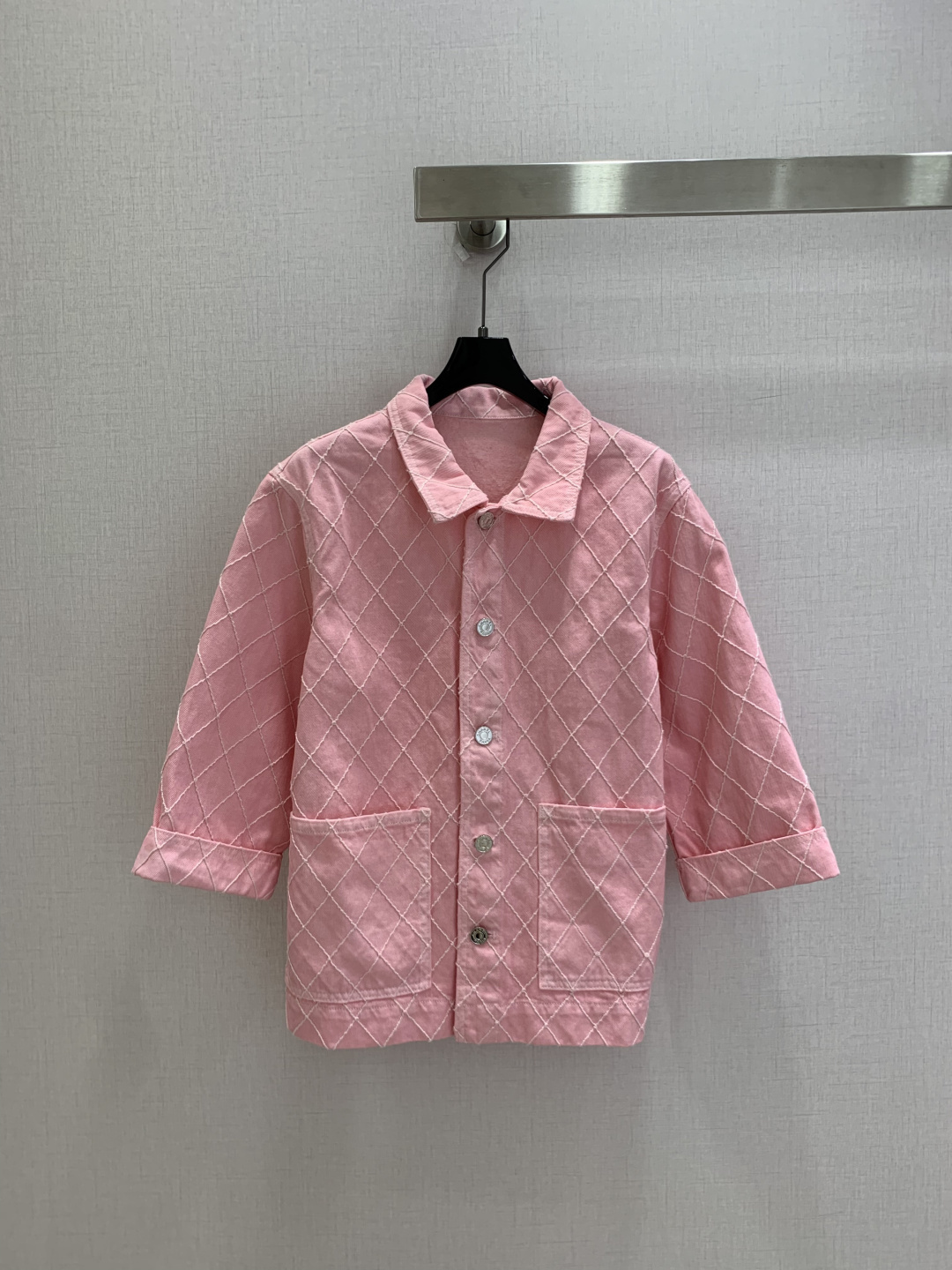 NO:911133,Highly recommended 26 spring and summer new diamond-patterned buttoned jacket. Super fashionable. The upper body is cool and sassy with a unique color tone. The texture is delicate, the cotton feels natural, the muscles are strong, and super beautiful!  The details and workmanship are super good, new products are in stock, unboxing and grabbing, one color SML code, high quality, jackets & coats,19860909强烈推荐 26春夏新款 菱格排扣外套 超时髦 个性色调上身又酷又飒爽 纹理细腻,棉感自然,有筋骨感,超级漂亮！细节做工超级好,新品现货开箱开抢 一个色 SML码 高品质,,jackets & coats,,Women's clothing