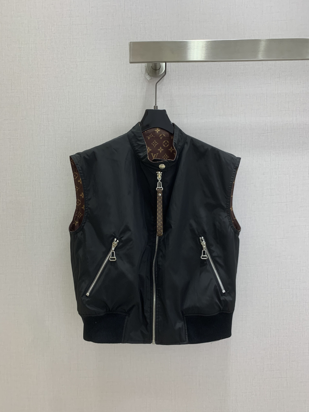 NO:911178,Highly recommended for the 26 spring and summer new style, the presbyopic stand-up collar vest jacket, double-sided, instantly popular upon shipment, special material with a sense of texture, great attention to every small detail, just the right sense of high-end, three-dimensional tailoring, making the upper body of the garment more refined and western-style, custom molded decoration, the real thing is amazing!  Fine workmanship, look at the details, one color, SMLXL code, high quality, jackets & coats,19860909强烈推荐 26春夏新款 老花立领马甲外套 双面可穿 出货即爆单 特殊材质有肌理感 每个小细节都非常注重 恰到好处的高级感 立体剪裁 让成衣上身更为精致洋气 开模定制装饰 实物太赞啦！做工精细看细节 一个色 SMLXL码 高品质,,jackets & coats,,Women's clothing