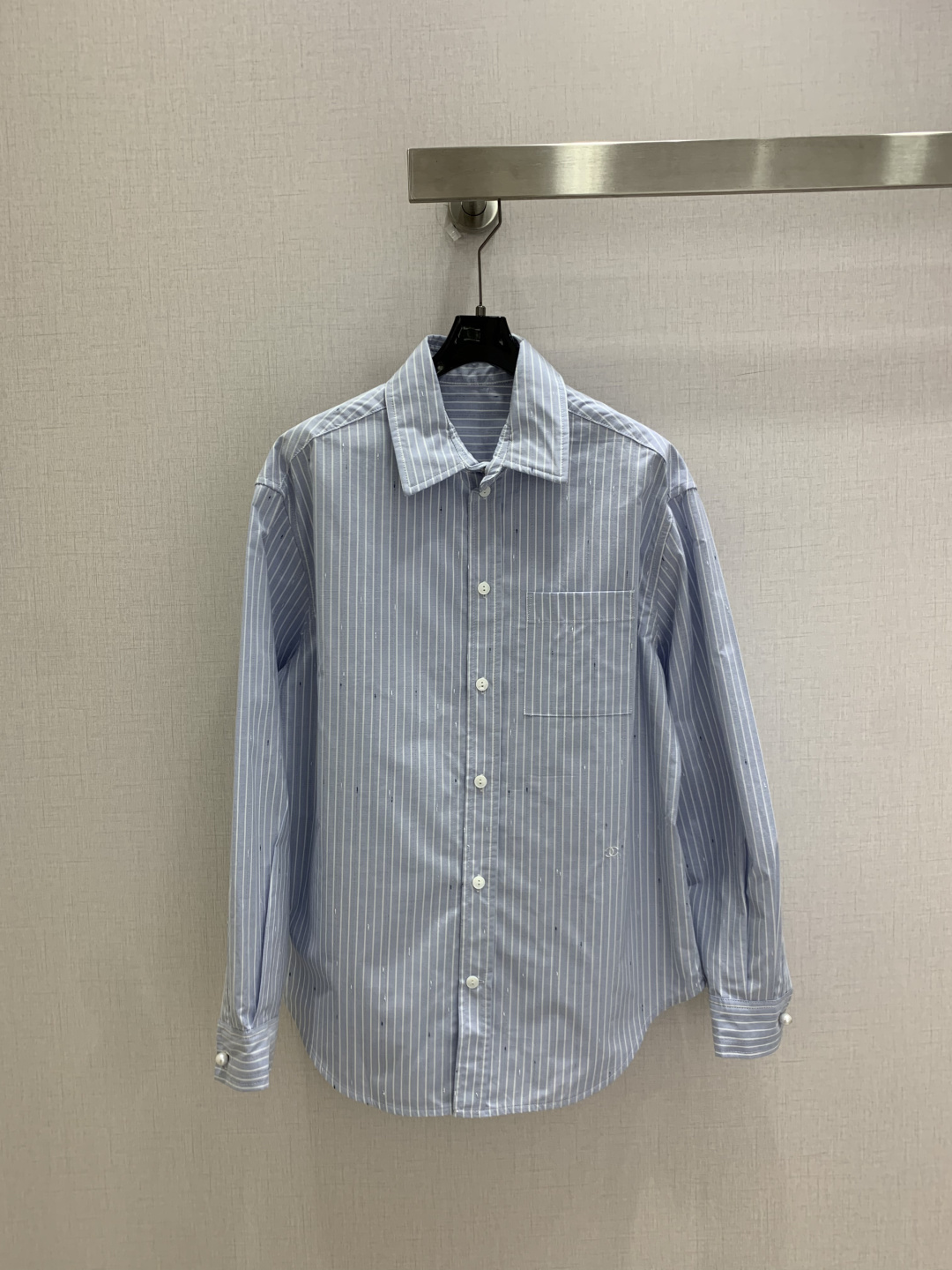 NO:911930,Highly recommended 26 spring and summer new style Striped embroidered lapel shirt Classic blue and white striped shirt Refreshing blue and white pinstripes come with a cooling filter Casual dropped shoulders and a loose fit The body shape is not chosen to hide the flesh and look slimmer The body is finely chopped and distressed with splashed ink details. It is low-key and hidden. The small double C embroidery falls on the hem. The light and luxurious details are full. It can be adapted to all seasons. Made of pure cotton fabric, soft and breathable, skin-friendly. The upper body is easy to hold for casual and advanced French daily life.  One color SML code high quality, shirts,19860909强烈推荐 26春夏新款 条纹刺绣翻领衬衫 经典蓝白条纹衬衫 清爽蓝白细条纹自带清冷滤镜 随性落肩宽松版型 不挑身形藏肉显瘦 衣身细碎做旧泼墨细节点缀 低调暗藏精致 小双C刺绣落在下摆 轻奢细节拉满 一年四季全能适配 采用纯棉面料软糯透气亲肤 上身轻松拿捏随性高级的法式日常 一个色 SML码 高品质,,shirts,,Women's clothing