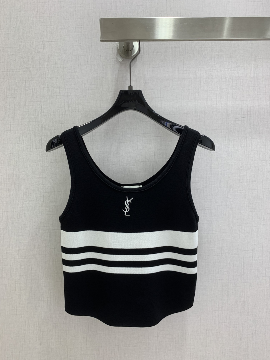 NO:911920,Highly recommended for spring and summer 26. Contrasting color knitted vest top. Simple U-neck style that softly modifies the shoulder and neck lines. Just the right short cut to raise the waistline. Easily create a 37-point golden body proportion. Small people can also wear it to look neat and long-legged. The three contrasting stripes in the middle of the body are clearly layered. The exquisite letter embroidery logo on the chest is low-key and noble. The delicate knitted fabric is soft and skin-friendly. It is elastic but not tight. It can be worn next to the body without any sense of restraint. Two colors SML code  high quality,,gold,19860909强烈推荐 26春夏新款 撞色针织背心上衣 简约U领版型柔和修饰肩颈线条 恰到好处的短款剪裁拉高腰线 轻松打造三七分黄金身材比例 小个子也能穿出利落长腿感 衣身中间三条撞色条纹层次分明 胸口精致字母刺绣标识低调显贵 细腻针织面料软糯亲肤 弹力十足不紧绷 贴身穿毫无束缚感 两个色 SML码 高品质,,gold,,Women's clothing