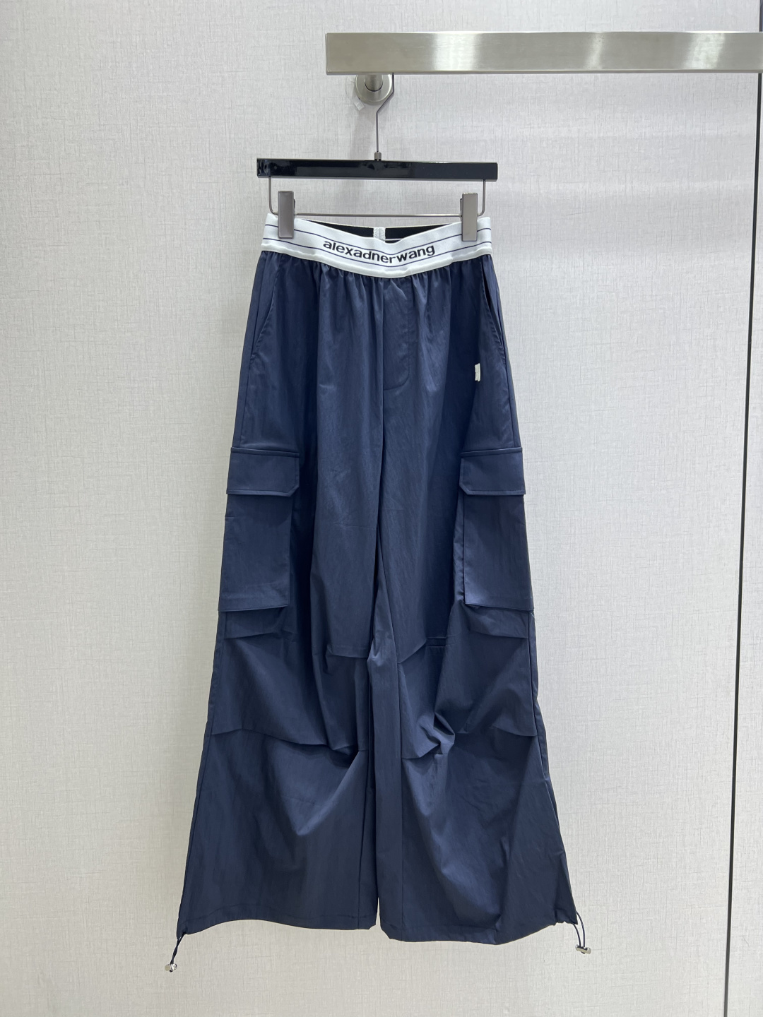 NO:922510,Highly recommended 26 spring and summer new style, wide-leg trousers with webbing overalls. Fashionable and easy-to-wear walking overalls. Versatile style. Advanced customization. Thin and comfortable fabrics. Casual and free!  Not only is the color beautiful, the texture is also great!  Retro and fashionable, it can be worn by all body types!  Two colors SML code high quality,,19860909强烈推荐 26春夏新款 织带工装阔腿长裤 时髦好穿度爆棚的行走的工装裤 风格百搭 高级定制 轻薄舒适的面料 随性洒脱！不旦颜色美,质感也敲好！复古又时尚 各种身材都可以驾驭！两个色 SML码 高品质,,,Women's clothing