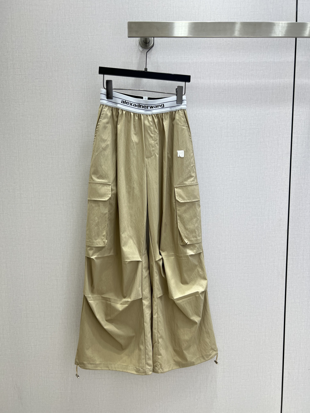 NO:922489,Highly recommended 26 spring and summer new style, wide-leg trousers with webbing overalls. Fashionable and easy-to-wear walking overalls. Versatile style. Advanced customization. Thin and comfortable fabrics. Casual and free!  Not only is the color beautiful, the texture is also great!  Retro and fashionable, it can be worn by all body types!  Two colors SML code high quality,,19860909强烈推荐 26春夏新款 织带工装阔腿长裤 时髦好穿度爆棚的行走的工装裤 风格百搭 高级定制 轻薄舒适的面料 随性洒脱！不旦颜色美,质感也敲好！复古又时尚 各种身材都可以驾驭！两个色 SML码 高品质,,,Women's clothing