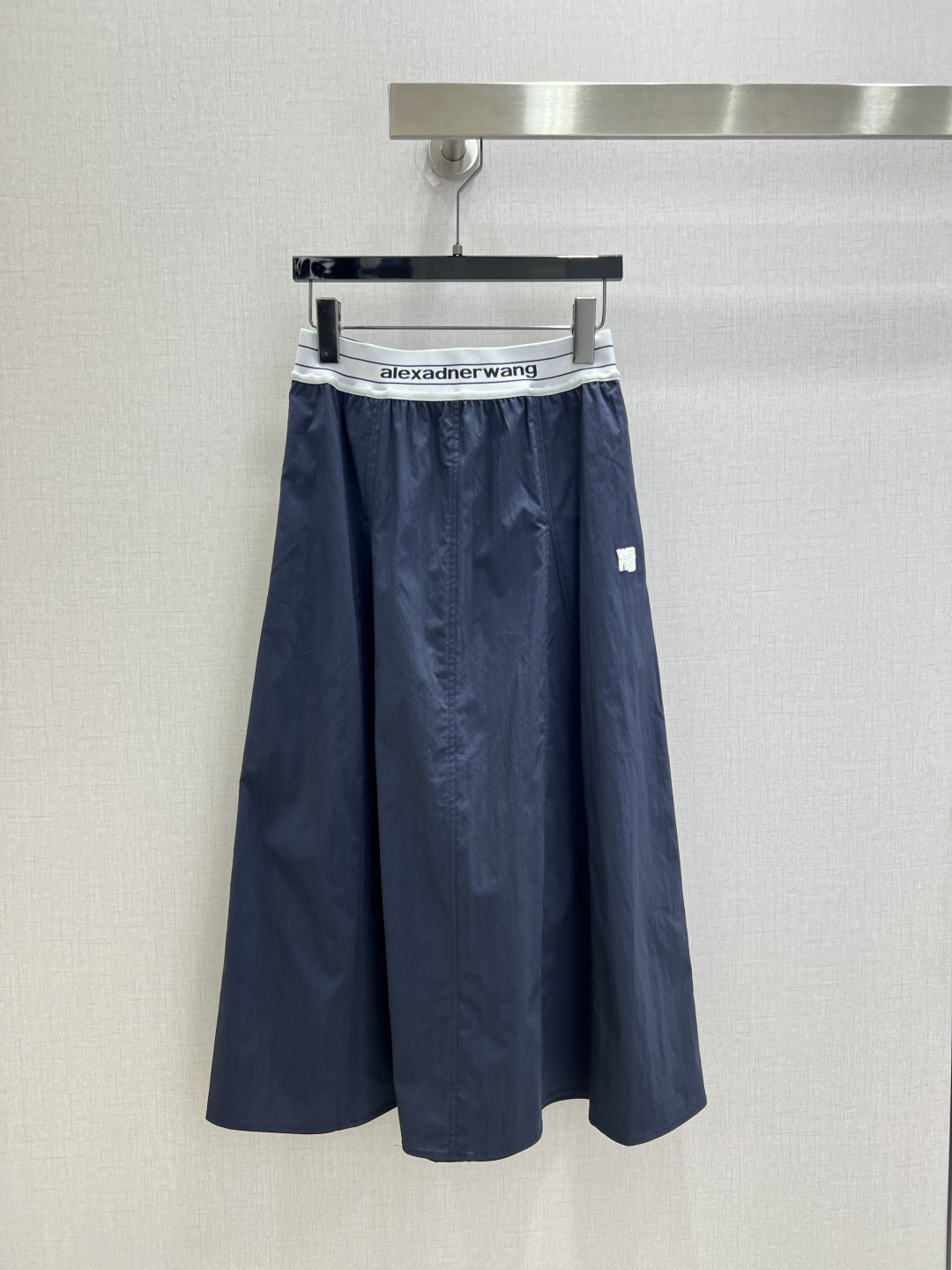 NO:922470,Highly recommend the 26 spring and summer new style, long skirt with embroidered ribbon. It is a super age-reducing item. The style is versatile and not picky. You don’t want to miss out on the beautiful upper body!  Imported fabrics are exquisite and comfortable!  The quality of workmanship depends on the details!  In stock, two colors, SML code, high quality, skirts,19860909强烈推荐 26春夏新款 织带绣品长半裙 超级减龄心机单品, 版型百搭不挑人 上身美的不要不要的！进口面料质感细腻舒适！做工品质看细节！现货 两个色 SML码 高品质,,skirts,,Women's clothing