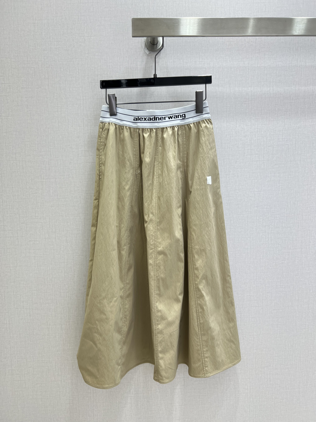 NO:922452,Highly recommend the 26 spring and summer new style, long skirt with embroidered ribbon. It is a super age-reducing item. The style is versatile and not picky. You don’t want to miss out on the beautiful upper body!  Imported fabrics are exquisite and comfortable!  The quality of workmanship depends on the details!  In stock, two colors, SML code, high quality, skirts,19860909强烈推荐 26春夏新款 织带绣品长半裙 超级减龄心机单品, 版型百搭不挑人 上身美的不要不要的！进口面料质感细腻舒适！做工品质看细节！现货 两个色 SML码 高品质,,skirts,,Women's clothing