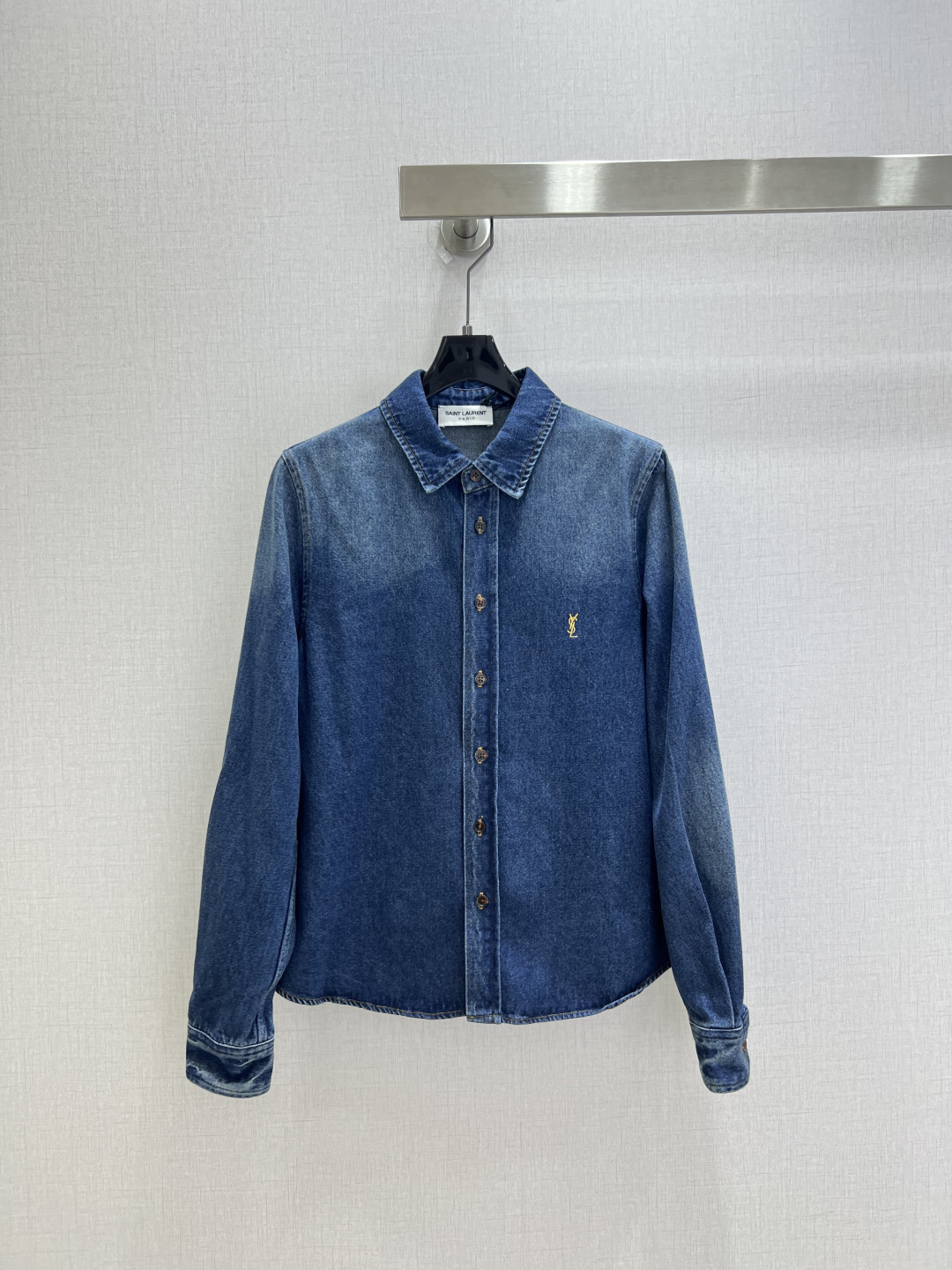 NO:922317,Highly recommended 26 spring and summer new embroidered lapel denim jacket. It is an instant hit after shipment. The special material has a sense of texture. Every small detail is paid great attention to. It has just the right sense of high-end. The three-dimensional tailoring makes the upper body of the garment more refined and western-style. The real thing is amazing!  Fine workmanship, look at the details, one color, SMLXL code, high quality, jackets & coats,19860909强烈推荐 26春夏新款 刺绣翻领牛仔外套 出货即爆单 特殊材质有肌理感 每个小细节都非常注重 恰到好处的高级感 立体剪裁 让成衣上身更为精致洋气 实物太赞啦！做工精细看细节 一个色 SMLXL码 高品质,,jackets & coats,,Women's clothing