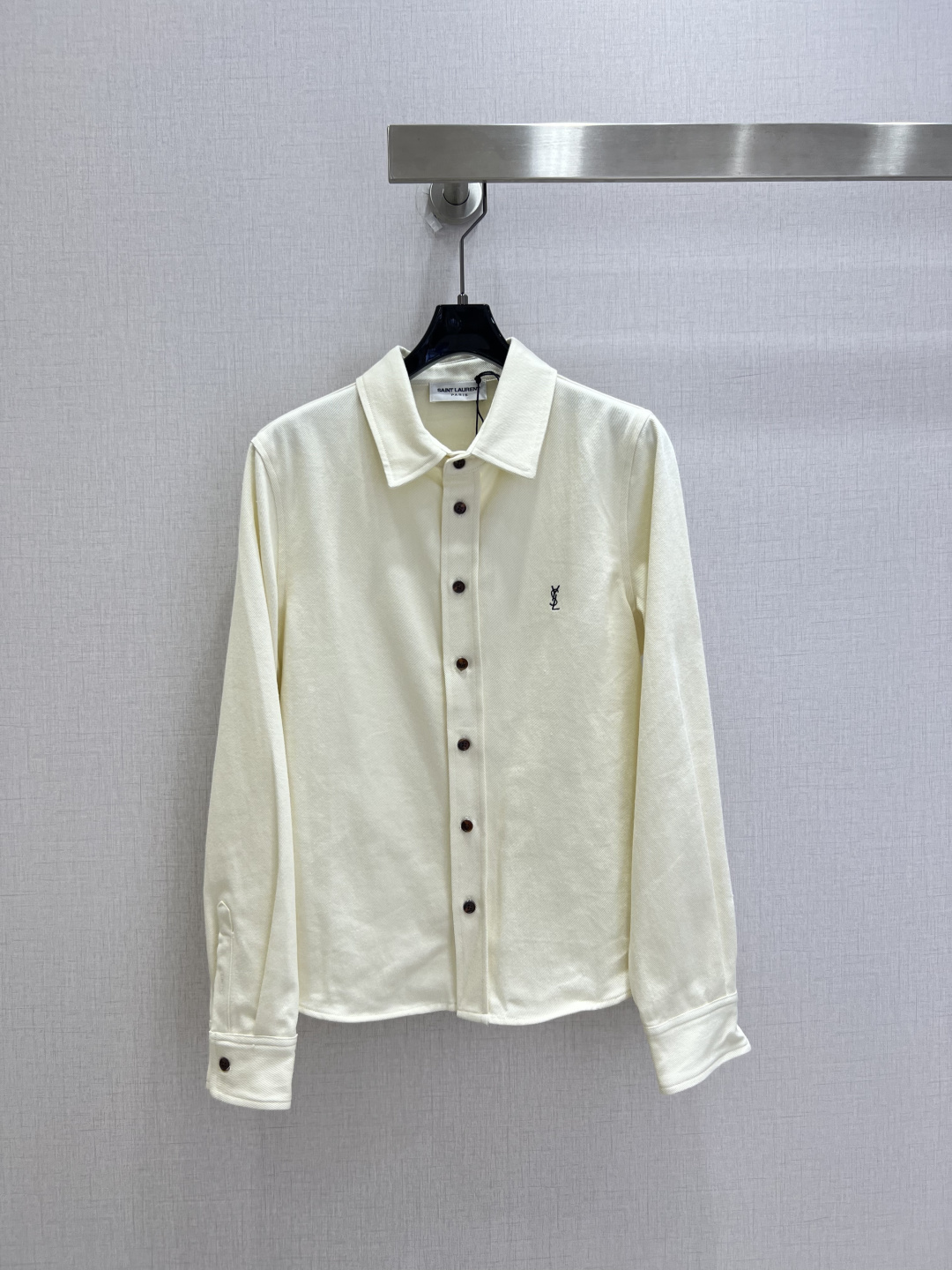 NO:922311,Highly recommended for spring and summer 26, the new embroidered lapel buttoned jacket is an instant hit after shipment. The special material has a sense of texture. Every small detail is paid great attention to. It has just the right sense of high-end. The three-dimensional tailoring makes the upper body of the garment more refined and western-style. The real thing is amazing!  Fine workmanship, look at the details, one color, SMLXL code, high quality, jackets & coats,19860909强烈推荐 26春夏新款 刺绣翻领排扣外套 出货即爆单 特殊材质有肌理感 每个小细节都非常注重 恰到好处的高级感 立体剪裁 让成衣上身更为精致洋气 实物太赞啦！做工精细看细节 一个色 SMLXL码 高品质,,jackets & coats,,Women's clothing