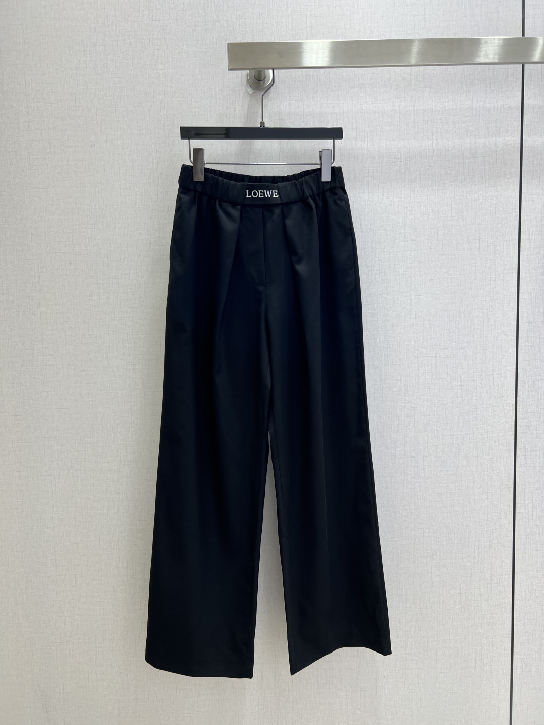 NO:922436,Highly recommended for spring and summer 26. Elastic waist pleated wide-leg trousers. The waistband is printed with the LOEWE letter logo. The front side of the trousers adopts three-dimensional pleating technology. The elastic waist is loosened and does not restrict the waist. The high waist ratio lengthens the leg line. Two colors. SMLXL code. High quality, loewe,19860909强烈推荐 26春夏新款 松紧腰压褶阔腿长裤 腰头织带印有LOEWE字母标识 裤身前侧采用立体压褶工艺 加宽松紧腰不束缚腰身 高腰比例拉长腿部线条 两个色 SMLXL码 高品质,,loewe,,Women's clothing