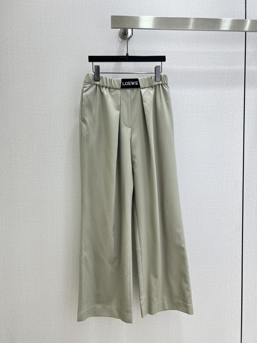 NO:922422,Highly recommended for spring and summer 26. Elastic waist pleated wide-leg trousers. The waistband is printed with the LOEWE letter logo. The front side of the trousers adopts three-dimensional pleating technology. The elastic waist is loosened and does not restrict the waist. The high waist ratio lengthens the leg line. Two colors. SMLXL code. High quality, loewe,19860909强烈推荐 26春夏新款 松紧腰压褶阔腿长裤 腰头织带印有LOEWE字母标识 裤身前侧采用立体压褶工艺 加宽松紧腰不束缚腰身 高腰比例拉长腿部线条 两个色 SMLXL码 高品质,,loewe,,Women's clothing