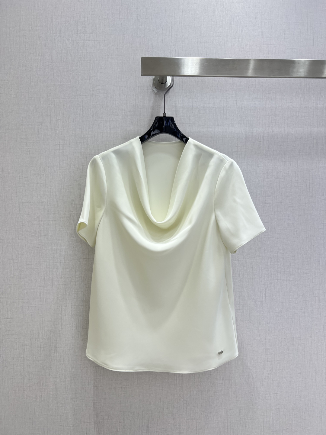 NO:922411,Highly recommended 26 spring and summer new style. Swing collar drape short-sleeved top. Classic French draped pile collar design. Natural pleats modify the neck line. Micro CD logo is low-key implanted on the side of the hem. Simple and restrained. Big brand texture. Easy to wear. One color, SMLXL code. High quality, T-shirt.19860909强烈推荐 26春夏新款 荡领垂感短袖上衣 经典法式垂坠堆领设计 自然褶皱修饰脖颈线条 下摆侧边低调植入微型CD标识 简约内敛 大牌质感轻松随手穿出 一个色 SMLXL码 高品质,,T-shirt,,Women's clothing