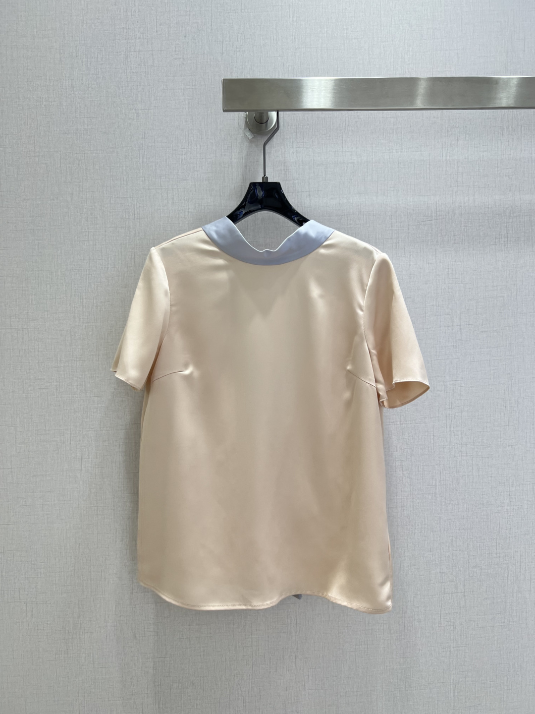 NO:922401,Highly recommended for spring and summer 26. Color-blocked ribbon short-sleeved top. Designed with V-neck color-blocked ribbons. Long hanging ribbons add a sense of femininity. Basic short-sleeved cut. Loose and moderate body. Modify shoulder and arm fat. Clean short length. Optimize body proportions. Daily commuting will not be delayed. One color SMLXL code. High quality, T-shirt.19860909强烈推荐 26春夏新款 拼色飘带短袖上衣 采用V领拼色飘带设计 长款垂坠飘带增添柔美感 基础短袖剪裁 衣身宽松适度 修饰肩臂赘肉 利落短款衣长 优化身材比例 日常通勤不会拖沓 一个色 SMLXL码 高品质,,T-shirt,,Women's clothing