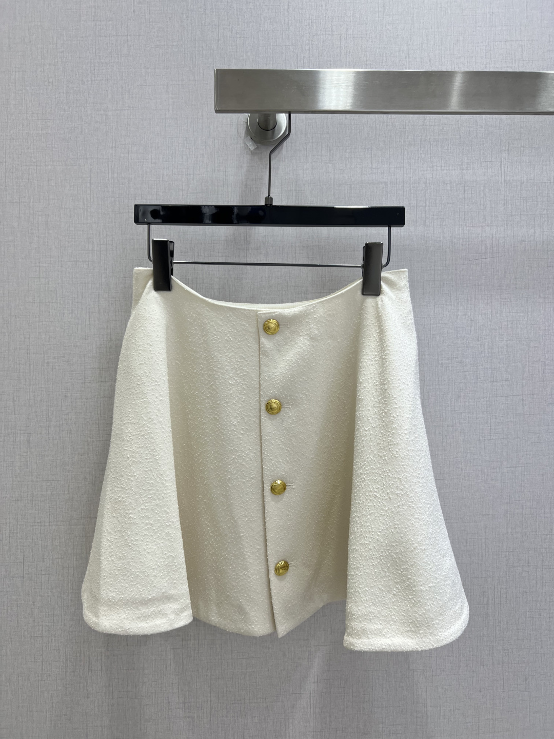 NO:922339,Highly recommended 26 early autumn new style. Woolen gold buckle skirt. A-line umbrella version. High waist design to raise the waistline. Round gold buttons in the front row as decoration. Retro and exquisite. The overall shape is neat and soft. Makes a great upper body when going out for daily gatherings. One color, SMLXL code. High quality,,skirts,19860909强烈推荐 26早秋新款 毛呢金扣半裙 A字伞版版型 高腰设计拉高腰线 前排圆形金色纽扣作为装饰 复古精致 整体版型利落柔和 日常聚会出门上身出彩 一个色 SMLXL码 高品质,,skirts,,Women's clothing