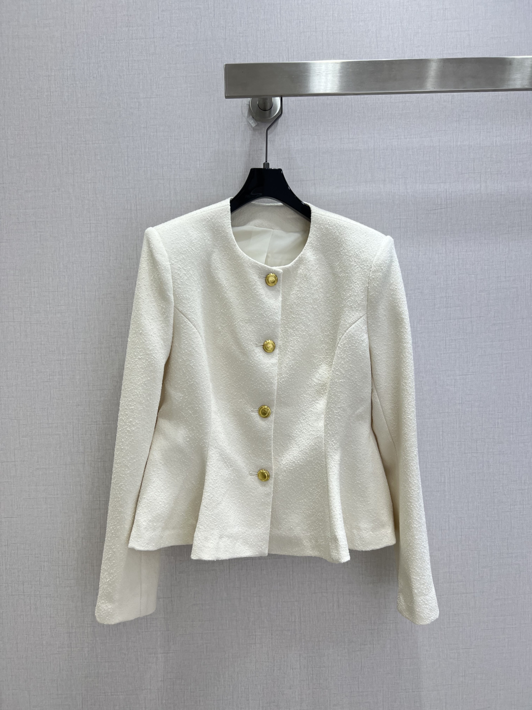 NO:922327,Highly recommended 26 early autumn new style. Waisted ruffled woolen jacket. Round neck and no collar. Classic small fragrance style. Waist cut. Hem spread in ruffle style. Tighten the waist while optimizing the waist-to-hip ratio. Front row of retro gold round buttons. The cuffs are also equipped with gold button details. Three-dimensional fit. Clean shoulder line and smooth shoulders. One color SMLXL code. High quality, jackets & coats,19860909强烈推荐 26早秋新款 收腰荷叶摆毛呢外套 圆领无领经典小香风版型 腰部做收腰剪裁 下摆荷叶式散开 收紧腰身同时优化腰臀比例 正排复古金色圆形纽扣 袖口同样搭配金扣细节 立体合身 肩线利落修饰溜肩 一个色 SMLXL码 高品质,,jackets & coats,,Women's clothing