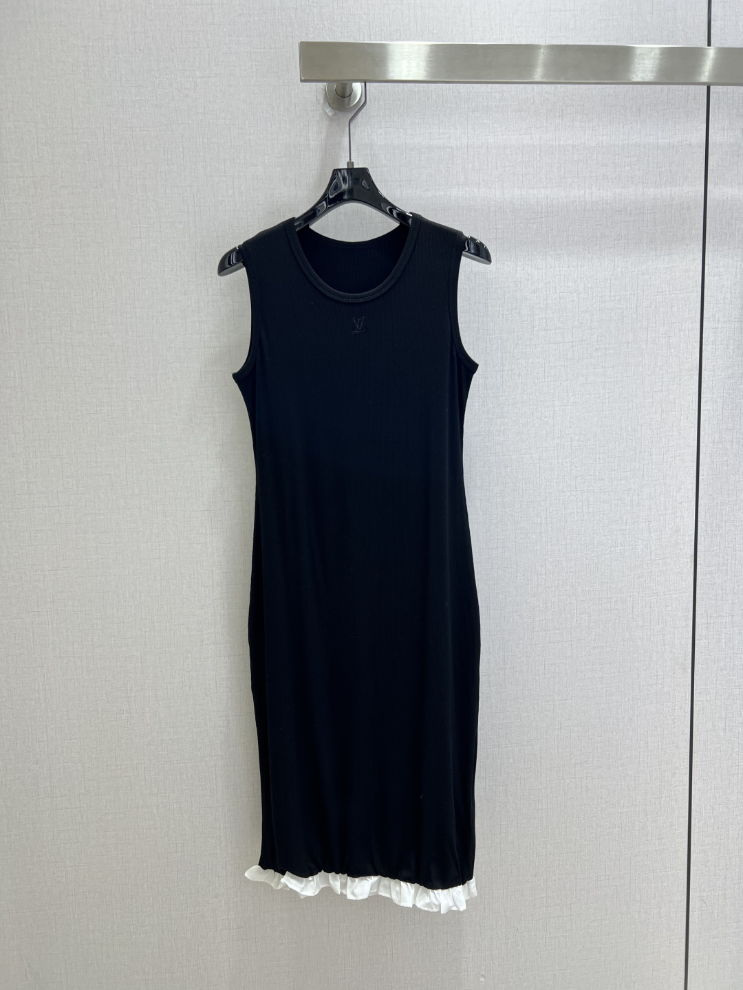 NO:923977,Highly recommended 26 spring and summer new style patchwork embroidered hip dress with low-key micro LV embroidery logo on the chest. The skirt is spliced ​​with white pleated fungus. The black and white contrast neutralizes the dullness of the black, adding a light and soft atmosphere. One color SML code. High quality, Louis Vuitton, skirts,19860909强烈推荐 26春夏新款 拼花边刺绣包臀连衣裙 衣身胸口处有低调微型LV刺绣标识 裙摆拼接白色褶皱木耳边 黑白撞色中和黑色的沉闷 增添轻盈柔美的氛围感 一个色 SML码 高品质,,louis vuitton,skirts,,Women's clothing