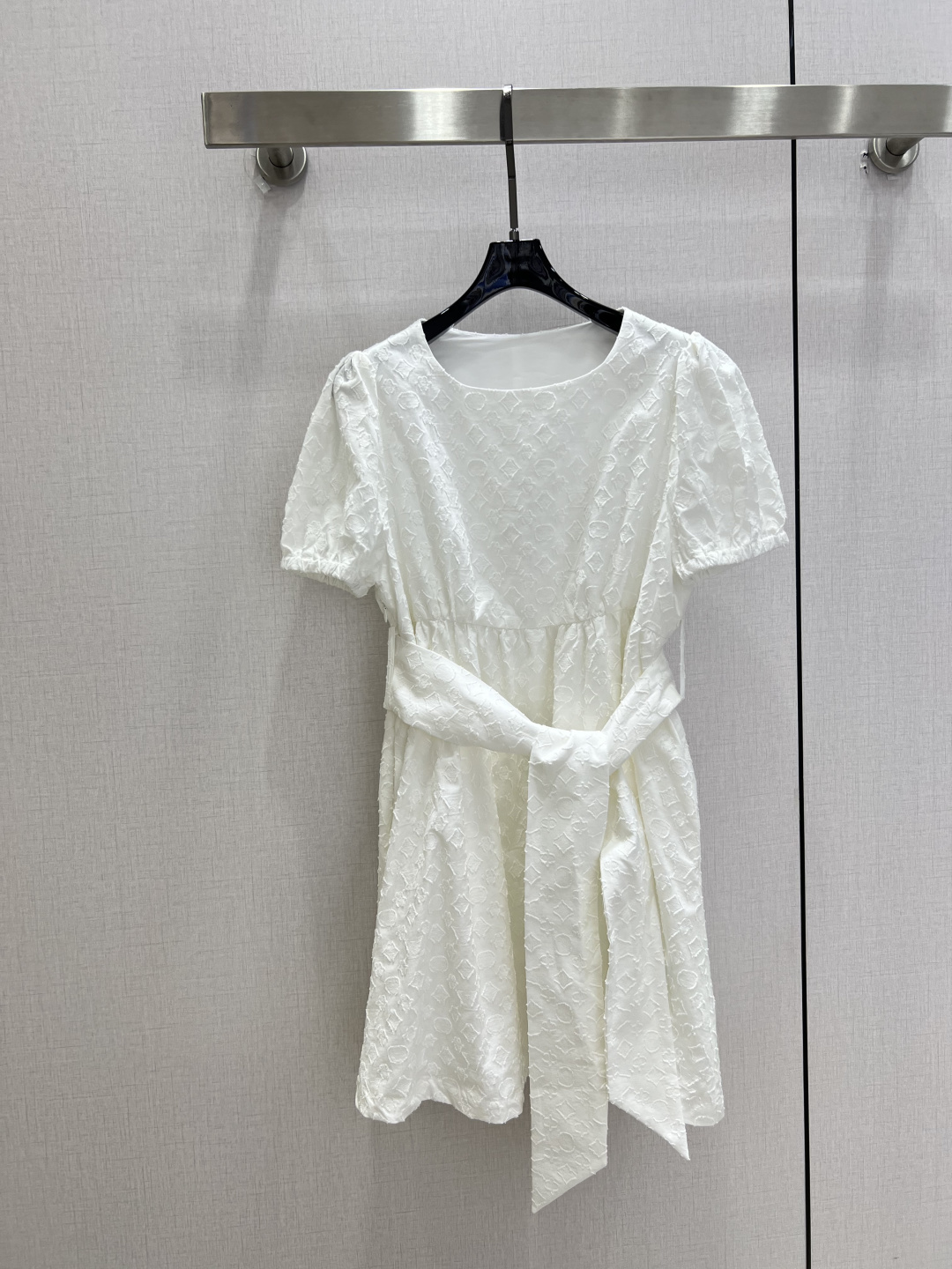 NO:923964,Highly recommended 26 spring and summer new style jacquard puff sleeves and belt dress. The body is covered with old flower embossed jacquard. Simple round neck with puff short sleeves. Elastic cuffs. Matching wide belt with the same fabric to create a golden ratio of three to seven points. One color. SMLXL code. High quality, skirts, T-shirt, gold,19860909强烈推荐 26春夏新款 提花泡泡袖腰带连衣裙 衣身满身老花浮雕提花 简约大圆领搭配泡泡短袖 袖口松紧收口 配套同面料宽腰带 打造三七分黄金比例 一个色 SMLXL码 高品质,,skirts,T-shirt,gold,,Women's clothing
