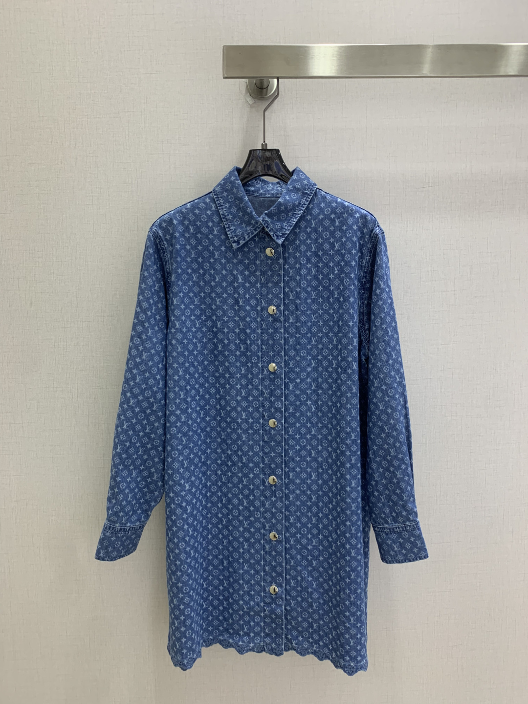 NO:925060,Highly recommended 26 spring and summer new style, embroidered hollow presbyopic denim long shirt, denim denim, super fashionable, unique color tones, cool and sassy on the upper body, fine texture, natural cotton feel, muscular feel, super beautiful!  The details and workmanship are super good, new products are in stock, unboxing and grabbing, one color SML code, high quality, shirts,19860909强烈推荐 26春夏新款 绣花镂空老花牛仔长衬衫 丹宁牛仔 超时髦 个性色调上身又酷又飒爽 纹理细腻,棉感自然,有筋骨感,超级漂亮！细节做工超级好,新品现货开箱开抢 一个色 SML码 高品质,,shirts,,Women's clothing