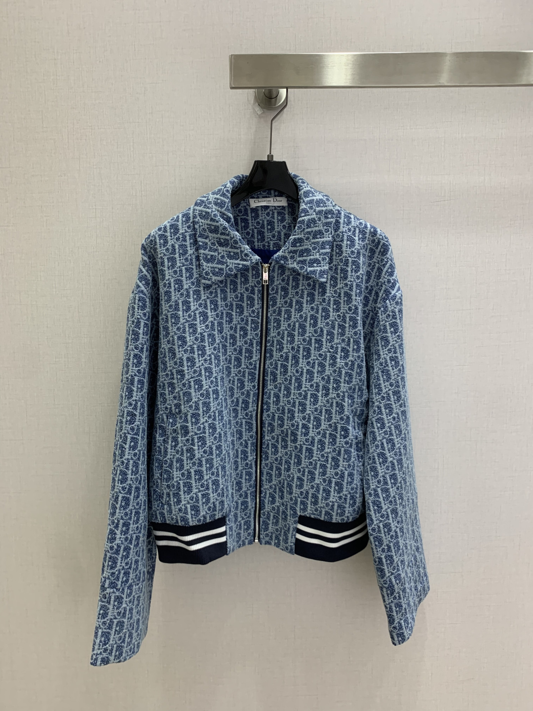NO:925090,Highly recommended 26 spring and summer new style. Presbyopic lapel woolen jacket. Classic jacquard all over the body. Fresh blue tone brings a relaxed atmosphere. Lapel zipper design is simple and casual. Striped hem closure optimizes body proportions. One color SML code. High quality, jackets & coats,19860909强烈推荐 26春夏新款 老花翻领毛呢外套 经典提花遍布衣身 清新蓝色调自带松弛氛围感 翻领拉链设计兼顾简约随性 下摆条纹收口优化身材比例 一个色 SML码 高品质,,jackets & coats,,Women's clothing