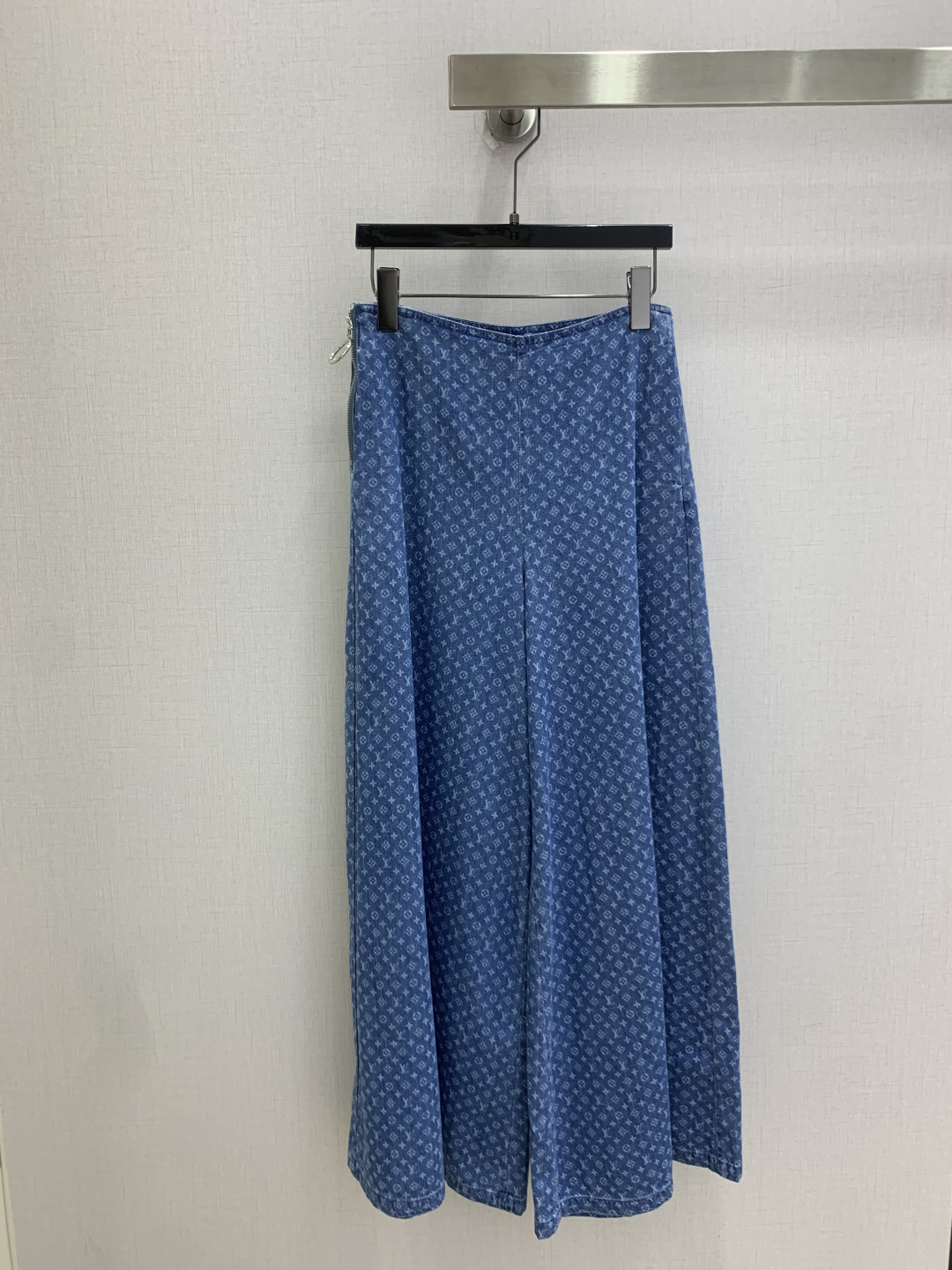 NO:925050,Highly recommended 26 spring and summer new style, presbyopic zipper denim wide-leg trousers, denim denim, super fashionable, unique color tones, cool and sassy on the upper body, fine texture, natural cotton feel, muscular feel, super beautiful!  The details and workmanship are super good, new products are in stock, unboxed and available for grabs, one color SML code, high quality,19860909强烈推荐 26春夏新款 老花拉链牛仔阔腿长裤 丹宁牛仔 超时髦 个性色调上身又酷又飒爽 纹理细腻,棉感自然,有筋骨感,超级漂亮！细节做工超级好,新品现货开箱开抢 一个色 SML码 高品质,,,Women's clothing