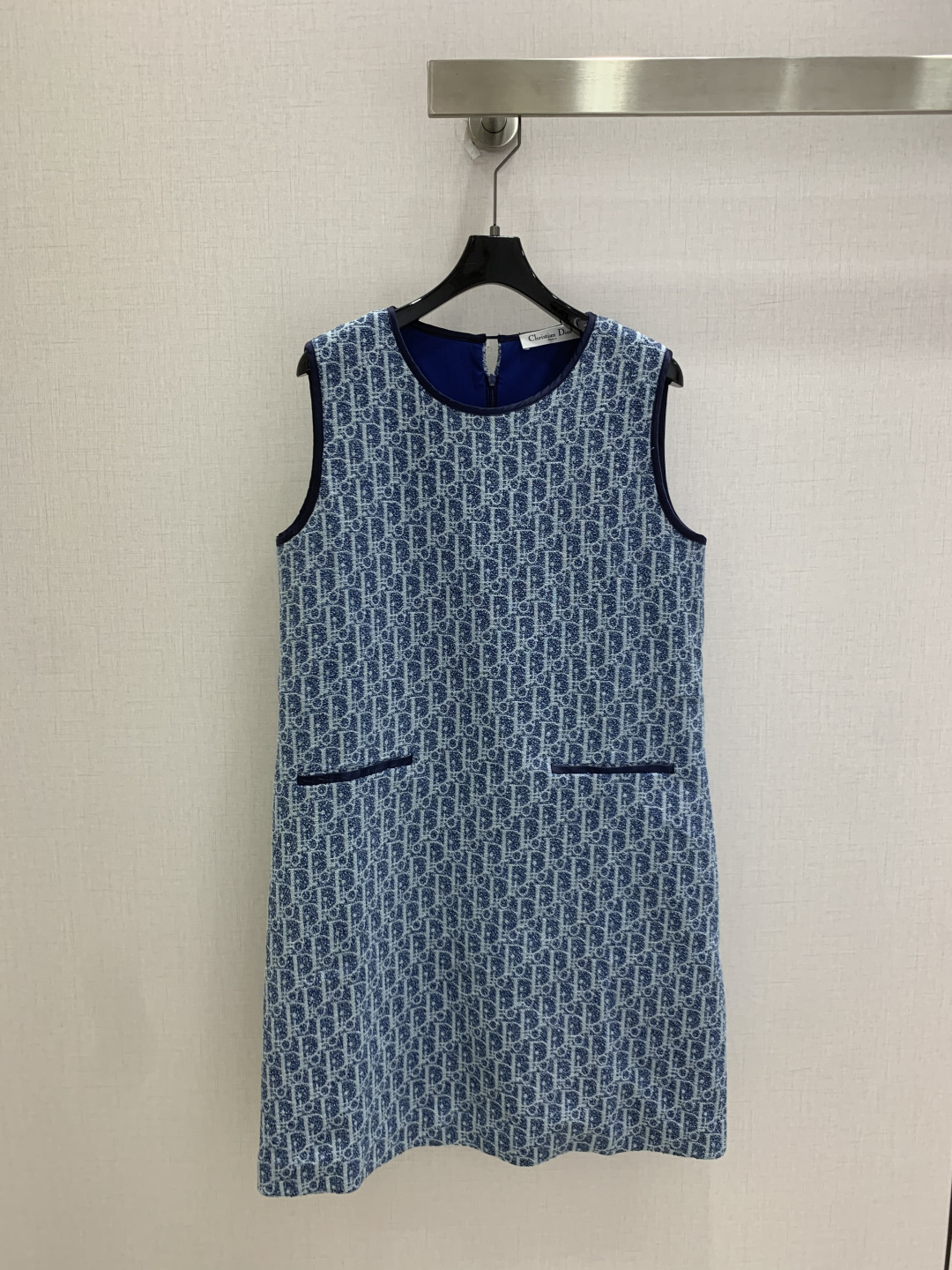 NO:925080,Highly recommended 26 spring and summer new style, old floral woolen dress. Crisp jacquard fabric with high-end texture. Exquisite hemming details. Side pockets are designed to be practical. Loose fit is highly tolerant to the body shape. Easy to bring light luxury style to your daily upper body. One color SML code. High quality,,skirts,19860909强烈推荐 26春夏新款 老花毛呢连衣裙 挺括提花面料质感高级 包边细节精致考究 侧边口袋设计兼顾实用 宽松落版对身形包容度高 日常上身轻松自带轻奢范 一个色 SML码 高品质,,skirts,,Women's clothing