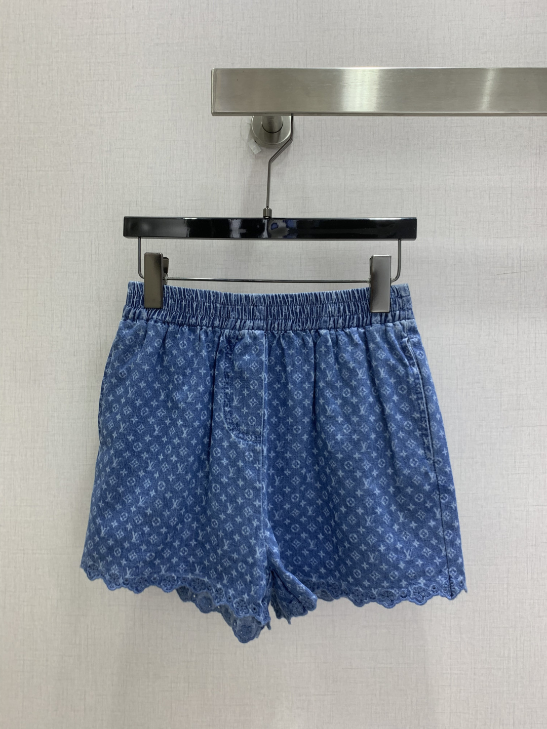 NO:925070,Highly recommended 26 spring and summer new style embroidered hollow presbyopic denim shorts, denim denim, super fashionable, unique color tones, cool and sassy on the upper body, fine texture, natural cotton feel, muscular feel, super beautiful!  The details and workmanship are super good, new products are in stock, unboxing and grabbing, one color SML code, high quality, shorts,19860909强烈推荐 26春夏新款 绣花镂空老花牛仔短裤 丹宁牛仔 超时髦 个性色调上身又酷又飒爽 纹理细腻,棉感自然,有筋骨感,超级漂亮！细节做工超级好,新品现货开箱开抢 一个色 SML码 高品质,,shorts,,Women's clothing