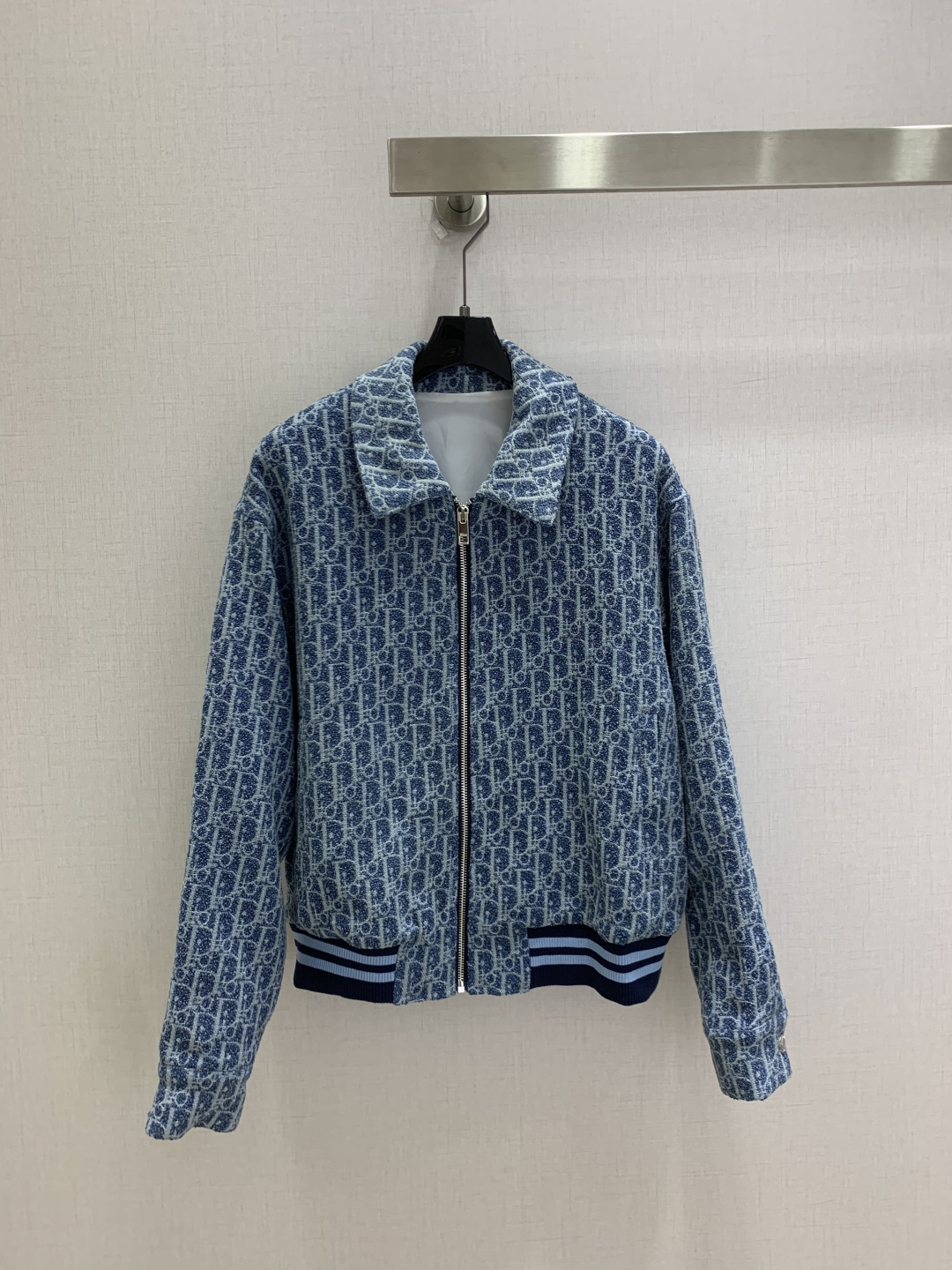 NO:925023,Highly recommended for spring and summer 26. Lapel presbyopic zipper jacket. Customized YB fabric. Retro lapels break the dullness of the coat. Metal zipper opening and closing is convenient and advanced. Presbyopic is low-key and restrained. The hem stripes tighten to optimize body proportions. Suitable for wearing alone or layered in spring and autumn. One color SMLXL code. High quality, jackets & coats,19860909强烈推荐 26春夏新款 翻领老花拉链外套 定制YB面料 复古翻领打破外套沉闷感 金属拉链开合便捷又高级 老花低调内敛不张扬 下摆条纹收束优化身形比例 春秋单穿内搭叠穿都适配 一个色 SMLXL码 高品质,,jackets & coats,,Women's clothing