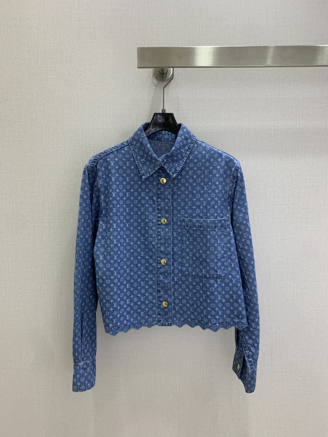 NO:925035,Highly recommended 26 spring and summer new style, presbyopic pocket lapel denim jacket, denim denim, super fashionable, unique color tones, cool and sassy on the upper body, fine texture, natural cotton feel, muscular feel, super beautiful!  The details and workmanship are super good, new products are in stock, unboxing and grabbing, one color SML code, high quality, jackets & coats,19860909强烈推荐 26春夏新款 老花口袋翻领牛仔外套 丹宁牛仔 超时髦 个性色调上身又酷又飒爽 纹理细腻,棉感自然,有筋骨感,超级漂亮！细节做工超级好,新品现货开箱开抢 一个色 SML码 高品质,,jackets & coats,,Women's clothing