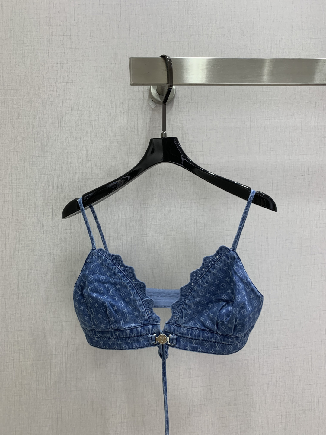 NO:925106,Highly recommended 26 spring and summer new style, presbyopic suspender top, embroidered lace suspender outer bra, presbyopic laser burnt denim fabric, one color, SML code, high quality,,19860909强烈推荐 26春夏新款 老花吊带上衣 绣花边吊带外穿文胸 老花激光烧花牛仔面料 一个色 SML码 高品质,,,Women's clothing