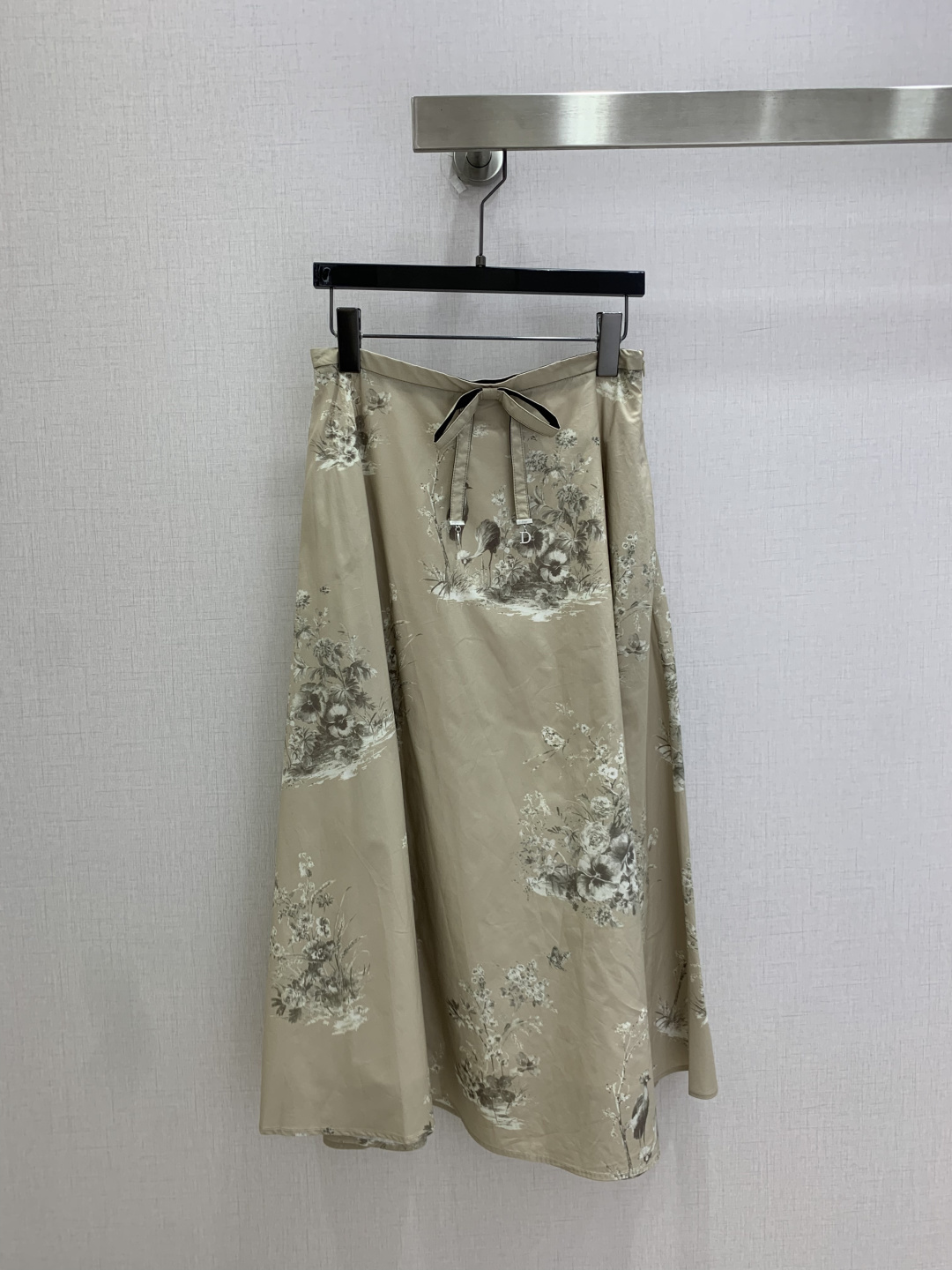 NO:925016,Highly recommended for spring and summer 26. Printed bow long skirt. YB positioning print. Classic Rui crane print is elegant and eye-catching. The khaki background color has a gentle and relaxed atmosphere. The bow design at the waist is exquisite and soft. The large hem of the skirt sways to show elegance. One color. SMLXL code. High quality,,skirts,19860909强烈推荐 26春夏新款 印花蝴蝶结长半裙 YB定位印花 经典茹伊仙鹤印花雅致耐看 卡其底色自带温婉松弛氛围 腰间蝴蝶结设计精致柔和 大摆裙摆摇曳尽显优雅气质 一个色 SMLXL码 高品质,,skirts,,Women's clothing