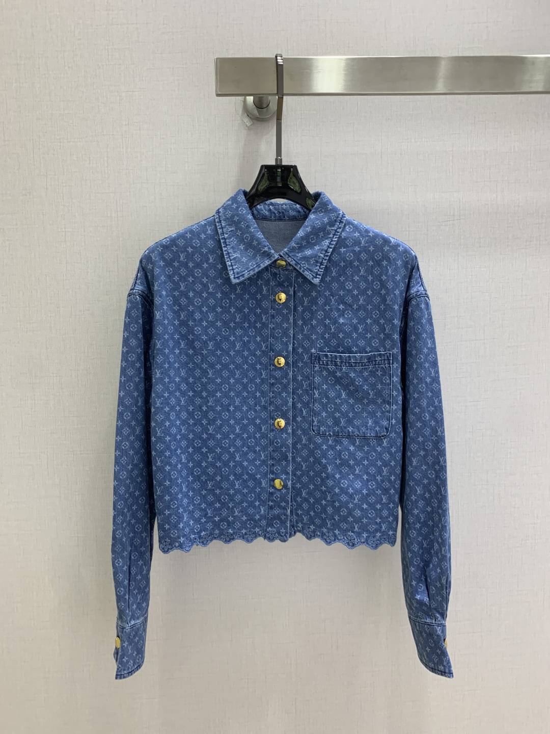 NO:925091,Highly recommended 26 spring and summer new style, presbyopic denim short pocket shirt, embroidered lace short long-sleeved shirt, presbyopic laser burnt denim fabric, good fit, brought its own customer flow, one color SML code, high quality, shirts,19860909强烈推荐 26春夏新款 老花牛仔短款口袋衬衫 绣花边短款长袖衬衫 老花激光烧花牛仔面料 版型好 自带客流 一个色 SML码 高品质,,shirts,,Women's clothing