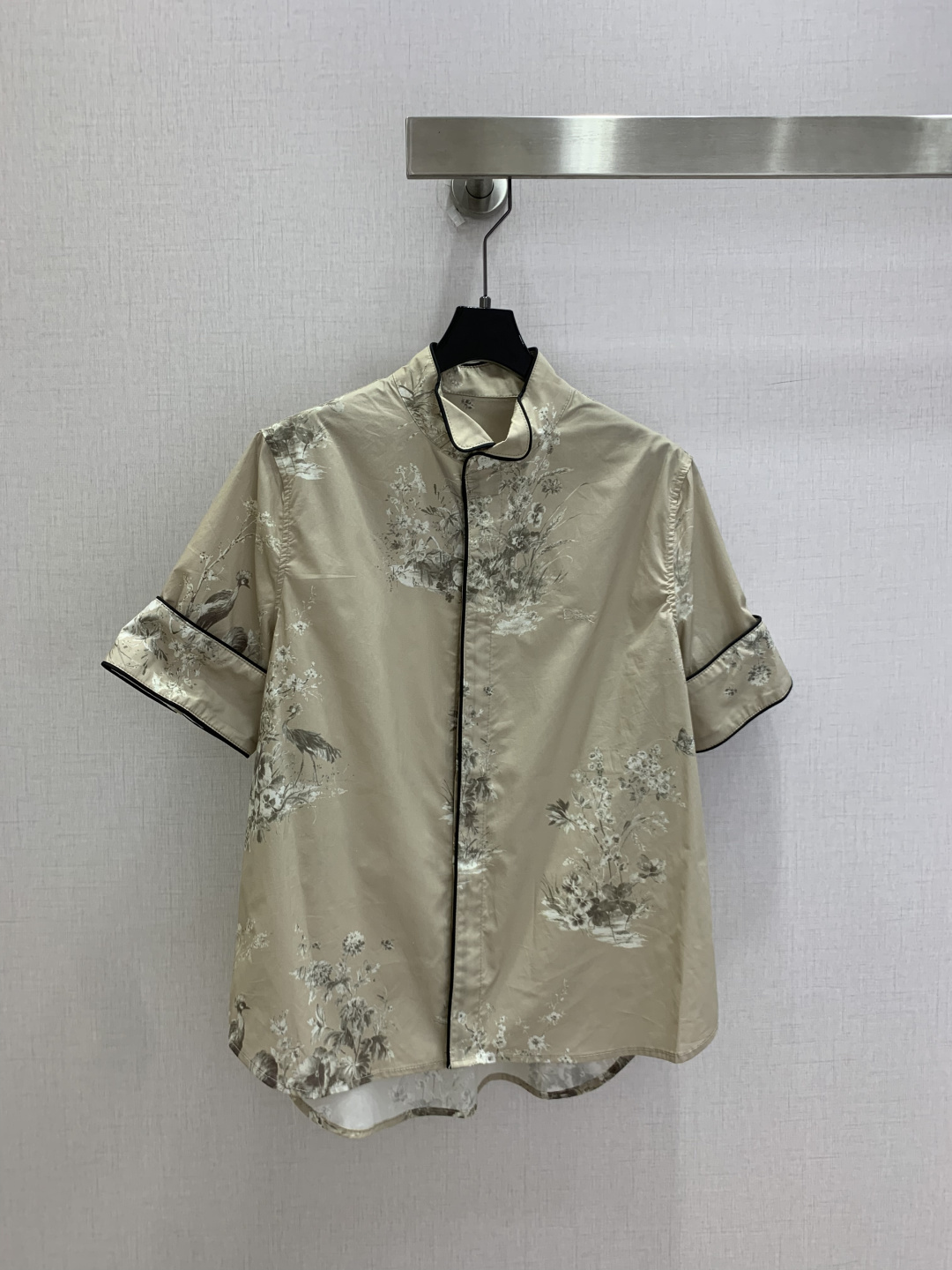 NO:925006,Highly recommended 26 spring and summer new style printed short-sleeved shirt YB positioning printing Rui Crane printing contains elegant artistic conception Black binding details enhance the exquisite texture New Chinese style stand-up collar version is simple and elegant Loose short-sleeved upper body is comfortable and refreshing One color SMLXL code High quality, shirts, T-shirt,19860909强烈推荐 26春夏新款 印花短袖衬衫 YB定位印花 茹伊仙鹤印花蕴含雅致意境 黑色包边细节提升精致质感 新中式立领版型简约大气 宽松短袖上身自在又清爽 一个色 SMLXL码 高品质,,shirts,T-shirt,,Women's clothing
