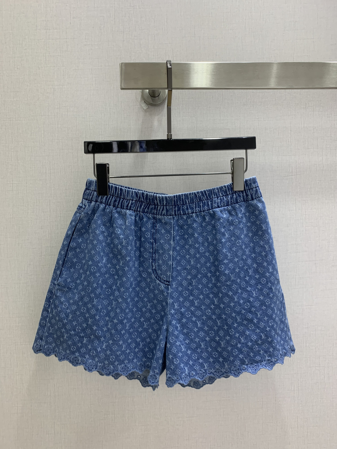 NO:925081,Highly recommended 26 spring and summer new style, presbyopic denim shorts, embroidered shorts, presbyopic laser burnt denim fabric, casual and elegant, one color, SML code, high quality m,,shorts,19860909强烈推荐 26春夏新款 老花牛仔短裤 绣花边短裤 老花激光烧花牛仔面料 休闲大方 一个色 SML码 高品质m,,shorts,,Women's clothing