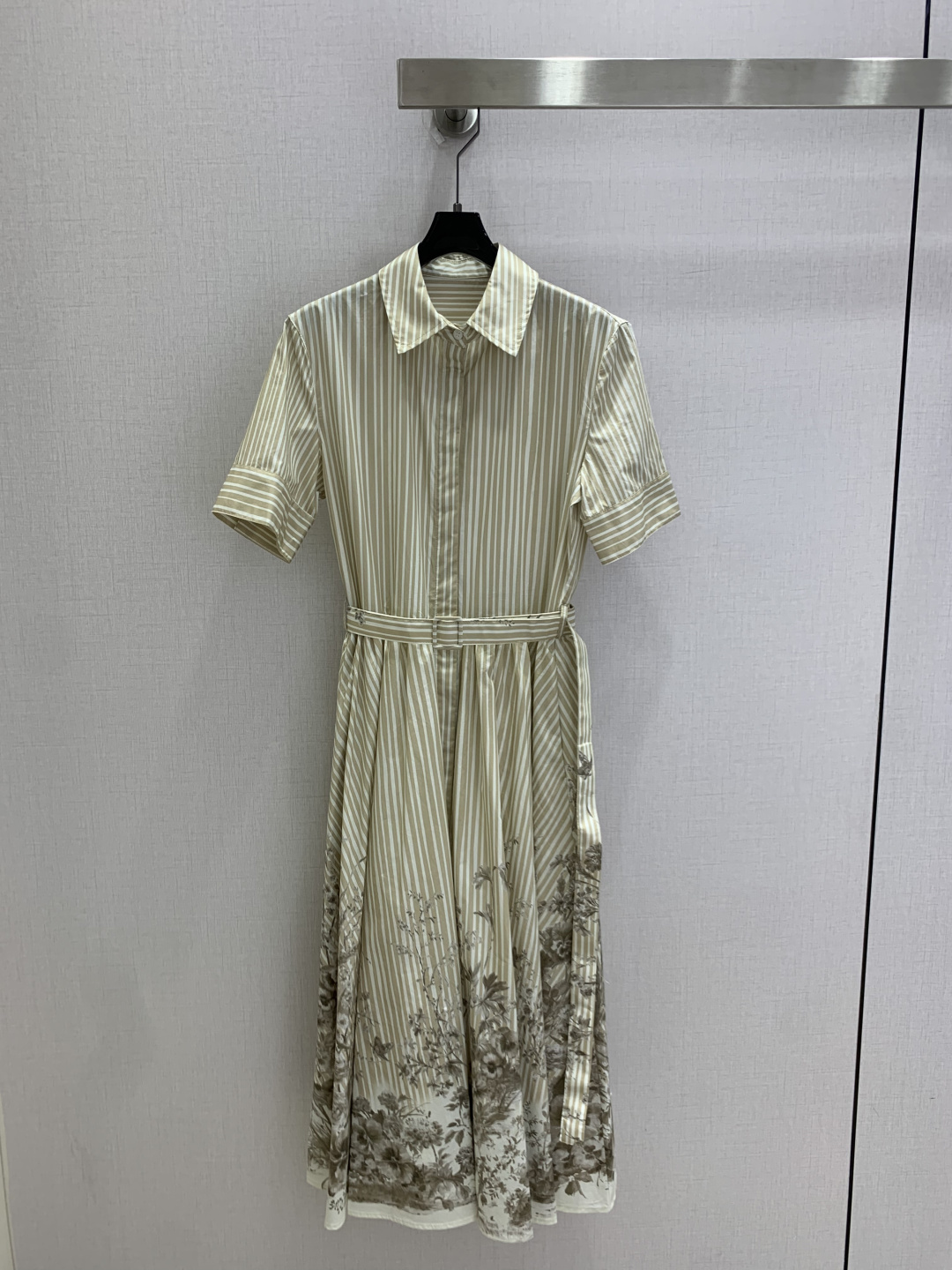 NO:925025,Highly recommended 26 spring and summer new style striped printed belt dress YB positioning print classic lapel continues the neat silhouette of the shirt Vertical stripes with Rui flowers at the hem Matching belt accurately tightens the waistline position Spreading skirt shows gentle and elegant temperament One color SMLXL code High quality, skirts, shirts,19860909强烈推荐 26春夏新款 条纹印花腰带连衣裙 YB定位印花 经典翻领延续衬衫利落版型 竖条纹搭配下摆茹伊花卉 配套腰带精准收紧腰线位置 散开裙摆尽显温柔优雅气质 一个色 SMLXL码 高品质,,skirts,shirts,,Women's clothing