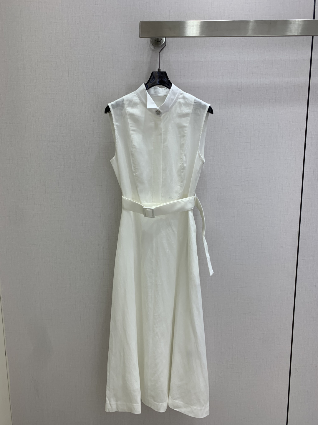 NO:925047,Highly recommended 26 spring and summer new style. Sleeveless belted dress. Highly customized linen fabric. Neat stand-up collar brings intellectual aura. Matching belt tightens the waist line. Sleeveless version bids farewell to the sultry summer heat. The long skirt with large skirt creates a sense of elegance. One color. SMLXL code. High quality,,skirts,19860909强烈推荐 26春夏新款 无袖腰带连衣裙 高定制亚麻面料 利落立领自带知性气场 配套腰带收紧腰部线条 无袖版型告别夏日闷热 大摆长裙舒展优雅氛围感 一个色 SMLXL码 高品质,,skirts,,Women's clothing