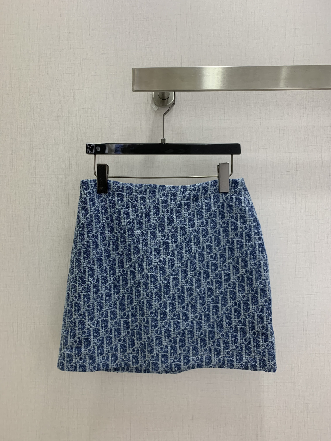 NO:925032,Highly recommended 26 spring and summer new style. Presbyopic zipper skirt. Customized YB fabric. Presbyopic design is low-key and unobtrusive. Neat tailoring weakens the shortcomings of the figure. Refreshing blue suits the atmosphere of spring and summer. Switch between commuting and casual wear. One color. SMLXL code. High quality,,skirts,19860909强烈推荐 26春夏新款 老花拉链半裙 定制YB面料 老花设计低调不张扬 利落剪裁弱化身材短板 清爽蓝色适配春夏的氛围 通勤休闲多种穿搭随心切换 一个色 SMLXL码 高品质,,skirts,,Women's clothing