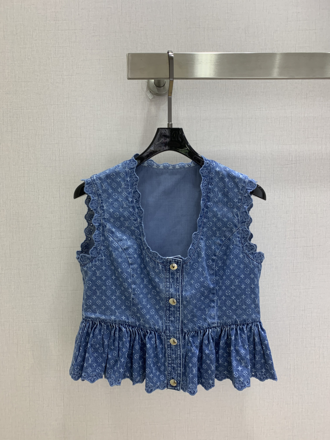 NO:925071,Highly recommended 26 spring and summer new style, presbyopic lace vest top, embroidered lace top, presbyopic laser burnt denim fabric, temperament style, one color, SML code, high quality,,19860909强烈推荐 26春夏新款 老花花边背心上衣 绣花边小上衣 老花激光烧花牛仔面料 气质款 一个色 SML码 高品质,,,Women's clothing