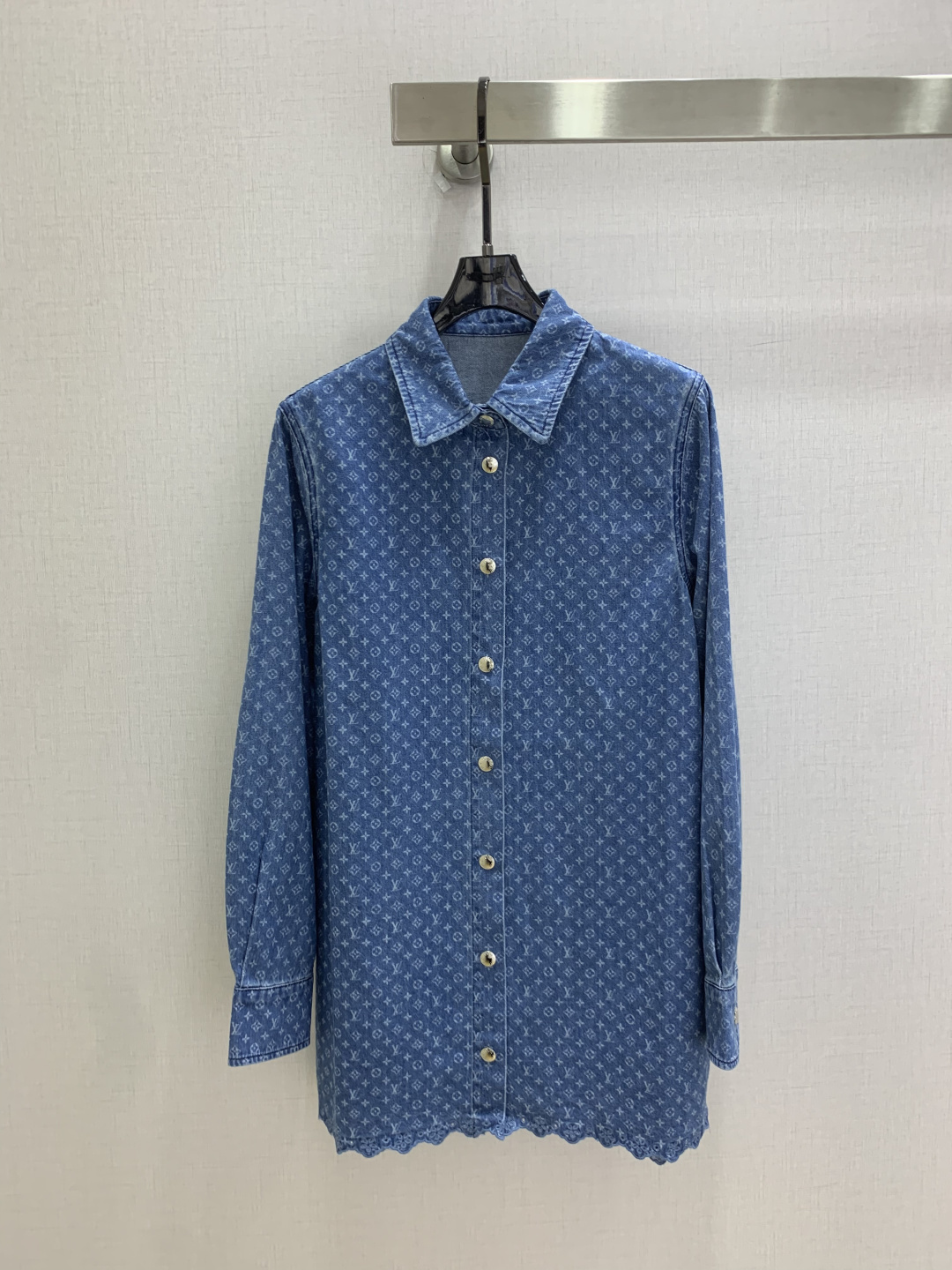 NO:925061,Highly recommended 26 spring and summer new style, long shirt with presbyopic lapels, long sleeved shirt with embroidered edges, presbyopic laser burnt denim fabric, good style, bring your own customer flow, one color SML code, high quality, shirts,19860909强烈推荐 26春夏新款 老花翻领长款衬衫 绣花边长款长袖衬衫 老花激光烧花牛仔面料 版型好 自带客流 一个色 SML码 高品质,,shirts,,Women's clothing
