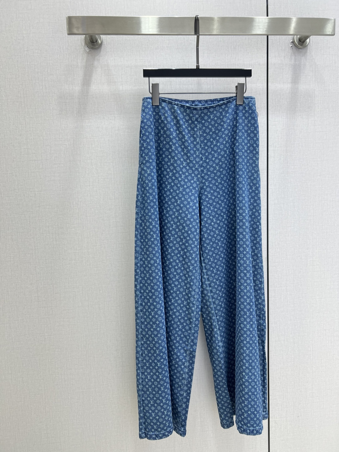 NO:926257,Highly recommended 26 spring and summer new style. Presbyopic zipper denim wide-leg trousers. All-over presbyopic printed fabric. Extremely wide-leg pants cover excess fat on the legs. Side pocket zippers are invisible and beautiful. Washed denim fabric is soft and comfortable. One color. SMLXL code. High quality.19860909强烈推荐 26春夏新款 老花拉链牛仔阔腿长裤 通体老花印花面料 极宽阔腿裤遮住腿部多余赘肉 侧边口袋拉链隐形美观 洗水牛仔面料柔软舒适 一个色 SMLXL码 高品质,,,Women's clothing