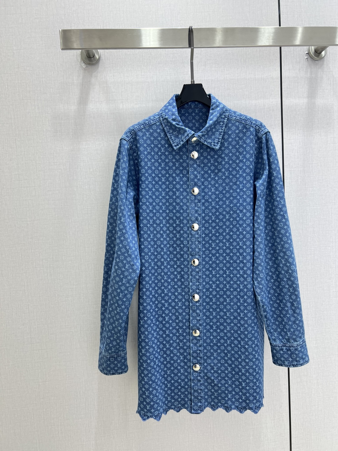 NO:926323,Highly recommended for spring and summer 26. Long denim shirt with presbyopia lace. All-over presbyopia print fabric. Customized logo buttons. Long loose fit. Can be used as a shirt or a dress. Wear multiple clothes. The spliced ​​lace design at the hem adds a sense of sophistication. Washed denim fabric is soft and comfortable. One color SMLXL code. High quality, skirts, shirts,19860909强烈推荐 26春夏新款 老花花边长款牛仔衬衫 通体老花印花面料 定制logo纽扣搭配 长款宽松版型 可当衬衫可当连衣裙 一衣多穿 下摆处拼接蕾丝花边设计增加精致感 洗水牛仔面料柔软舒适 一个色 SMLXL码 高品质,,skirts,shirts,,Women's clothing