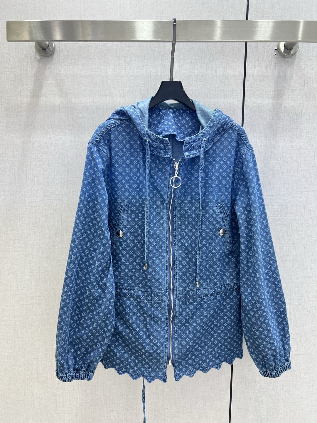 NO:926245,Highly recommended 26 spring and summer new style Presbyopic hooded zipper denim jacket All-over presbyopic printed fabric Elastic design on the cuffs Lace design at the hem adds a sense of sophistication Drawstring design on the waist can adjust the elasticity of the waist Washed denim fabric is soft and comfortable One color SMLXL code High quality, jackets & coats, hats,19860909强烈推荐 26春夏新款 老花连帽拉链牛仔外套 通体老花印花面料 袖口做松紧设计 衣摆处拼接蕾丝花边设计增加精致感 腰部做抽绳设计可调节腰部松紧 洗水牛仔面料柔软舒适 一个色 SMLXL码 高品质,,jackets & coats,hats,,Women's clothing