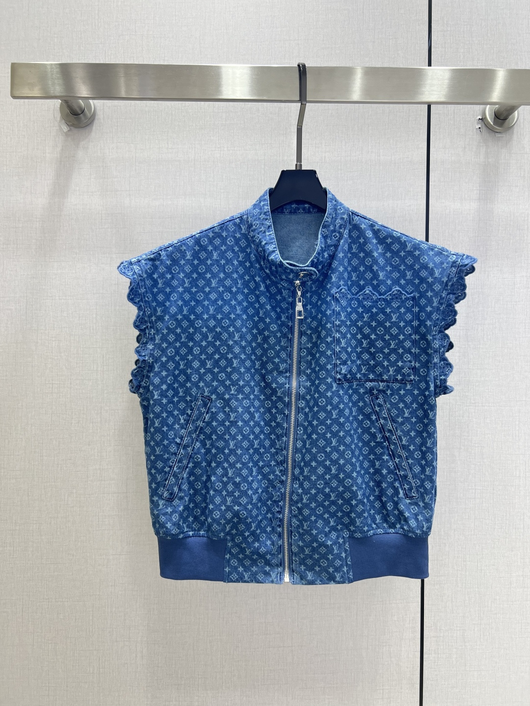 NO:926266,Highly recommended 26 spring and summer new style, old flower lace denim vest top, all-over old flower printed fabric, side chest pocket design, cuff splicing lace design adds sophistication, hem rib decoration, washed denim fabric is soft and comfortable, one color, SMLXL code, high quality,,19860909强烈推荐 26春夏新款 老花花边牛仔马甲上衣 通体老花印花面料 侧边胸部做口袋设计 袖口拼接蕾丝花边设计增加精致感 下摆罗纹装饰 洗水牛仔面料柔软舒适 一个色 SMLXL码 高品质,,,Women's clothing