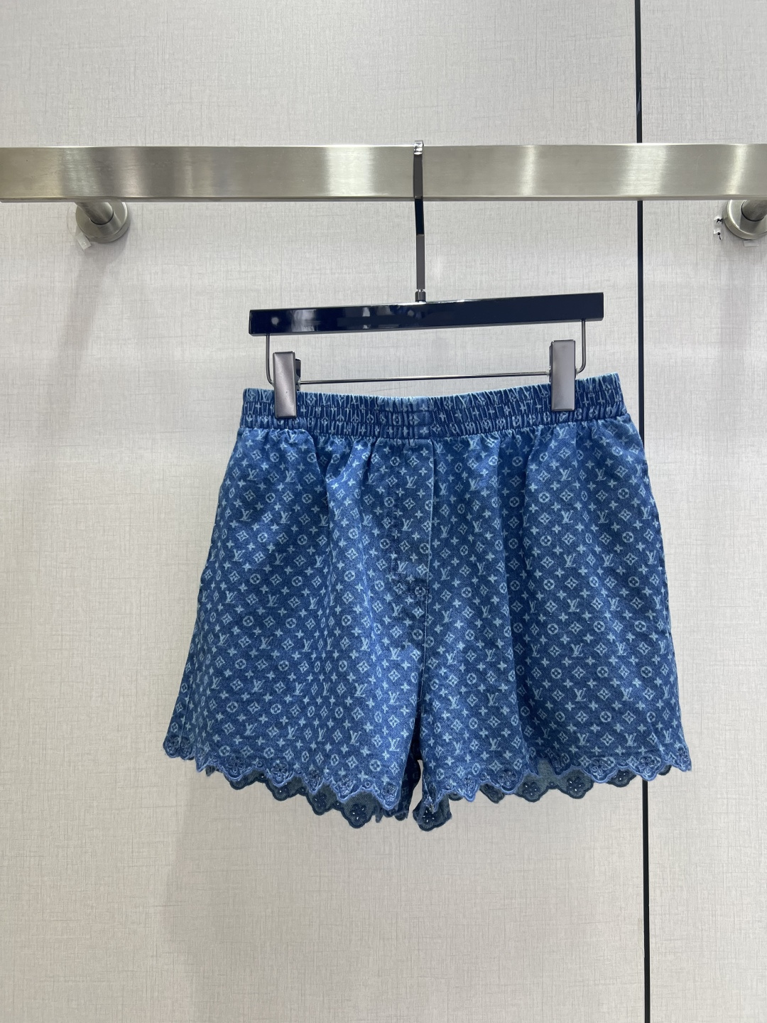 NO:926299,Highly recommended for spring and summer 26. Presbyopic lace denim shorts. All-over presbyopic printed fabric. Spliced ​​lace design at the trouser legs to add a sense of sophistication. Full elastic design at the waist. Washed denim fabric is soft and comfortable. The version is versatile for age reduction. One color, SMLXL code. High quality, shorts.19860909强烈推荐 26春夏新款 老花花边牛仔短裤 通体老花印花面料 裤脚处拼接蕾丝花边设计增加精致感 腰头做全松紧设计 洗水牛仔面料柔软舒适 版型减龄百搭 一个色 SMLXL码 高品质,,shorts,,Women's clothing