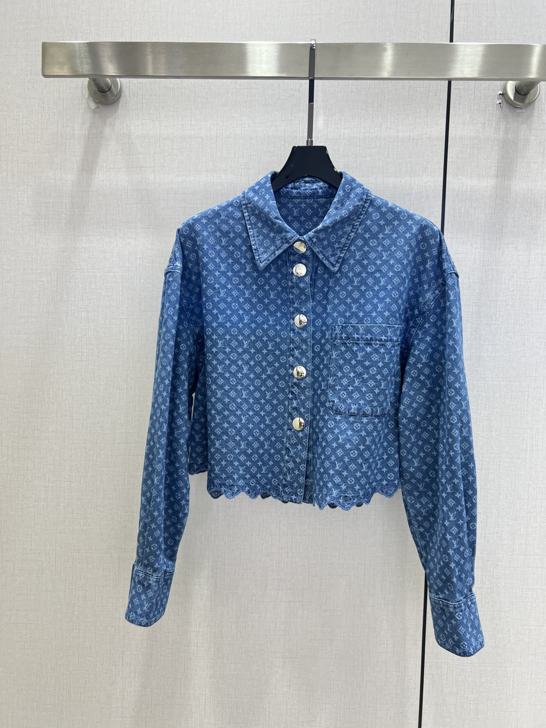 NO:926237,Highly recommended 26 spring and summer new style. Presbyopic lace short denim shirt. All-over presbyopic printed fabric. Customized logo buttons. The short shirt elongates the leg line and easily creates a 37/3 ratio. The spliced ​​lace design at the hem adds a sense of sophistication. Washed denim fabric is soft and comfortable. One color SMLXL code. High quality, shirts,19860909强烈推荐 26春夏新款 老花花边短款牛仔衬衫 通体老花印花面料 定制logo纽扣搭配 短款衬衫拉长腿部线条 轻松打造三七分比例 下摆处拼接蕾丝花边设计增加精致感 洗水牛仔面料柔软舒适 一个色 SMLXL码 高品质,,shirts,,Women's clothing