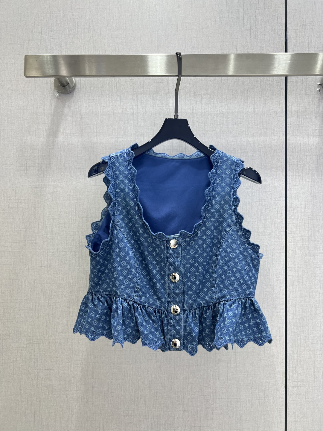 NO:926287,Highly recommended 26 spring and summer new style, old flower lace denim vest top, all-over old flower printed fabric, customized logo buttons with U-shaped collar to modify the shoulder and neck lines, spliced ​​lace design on the collar/cuffs/hem to add a sense of sophistication, washed denim fabric is soft and comfortable, the version is versatile for ageing, one color, SMLXL code, high quality,,19860909强烈推荐 26春夏新款 老花花边牛仔背心上衣 通体老花印花面料 定制logo纽扣搭配 U型领修饰肩颈线条 领口/袖口/下摆处拼接蕾丝花边设计增加精致感 洗水牛仔面料柔软舒适 版型减龄百搭 一个色 SMLXL码 高品质,,,Women's clothing