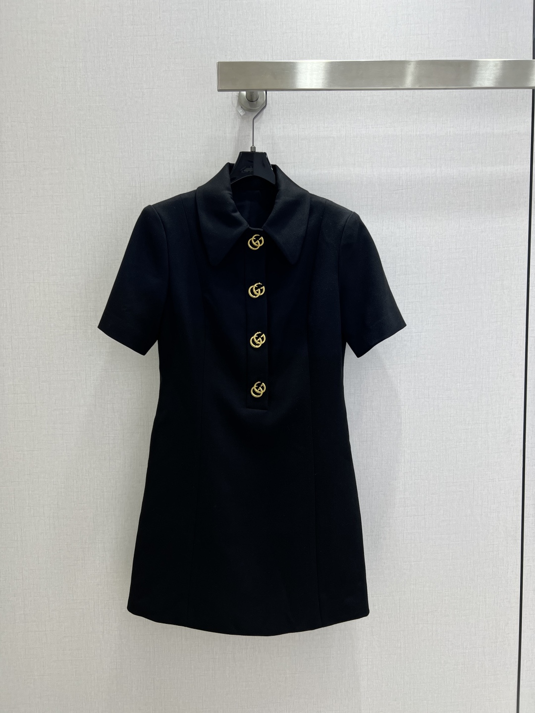 NO:926313,Highly recommended 26 spring and summer new style. Hardware lapel short-sleeved dress. The style is super western. The upper body is casually high-end. Effortlessly fashionable. The overall simplicity and elegance. The silhouette is comfortable to wear. Intellectual atmosphere. Creates a cool and high-end feel. Customized accessories. Perfect workmanship. Look at the details. Two colors. SML code. High quality, skirts, T-shirt,19860909强烈推荐 26春夏新款 五金翻领短袖连衣裙 版型超洋气 上身就一整个不经意的高级 毫不费力的时髦 整体简约大方 廓形穿着舒适 知性大气 打造飒爽高级感,开模定制配件,完美做工品质看细节 两个色 SML码 高品质,,skirts,T-shirt,,Women's clothing