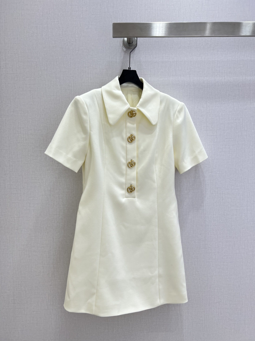 NO:926288,Highly recommended 26 spring and summer new style. Hardware lapel short-sleeved dress. The style is super western. The upper body is casually high-end. Effortlessly fashionable. The overall simplicity and elegance. The silhouette is comfortable to wear. Intellectual atmosphere. Creates a cool and high-end feel. Customized accessories. Perfect workmanship. Look at the details. Two colors. SML code. High quality, skirts, T-shirt,19860909强烈推荐 26春夏新款 五金翻领短袖连衣裙 版型超洋气 上身就一整个不经意的高级 毫不费力的时髦 整体简约大方 廓形穿着舒适 知性大气 打造飒爽高级感,开模定制配件,完美做工品质看细节 两个色 SML码 高品质,,skirts,T-shirt,,Women's clothing