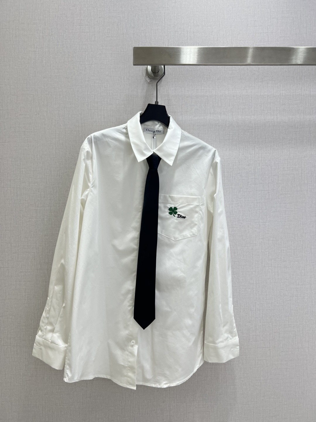 NO:926301,Highly recommended for the early autumn of 26, the new embroidered pocket tie shirt with four-leaf clover embroidered long sleeves on the chest is just right for the cooler mornings and evenings; your own tie is the finishing touch, you don’t have to worry about matching it to have a sense of sophistication, unbutton two buttons to add more casualness, pure cotton fabric, one color, SML code, high quality, shirts, ties,19860909强烈推荐 26早秋新款 刺绣口袋领带衬衫胸前四叶草绣花长袖设计刚好应对早晚微凉；自带领带是点睛之笔,不用费心搭配就有精致感,解开两颗扣子又多了份随性纯棉面料 一个色 SML码 高品质,,shirts,ties,,Women's clothing