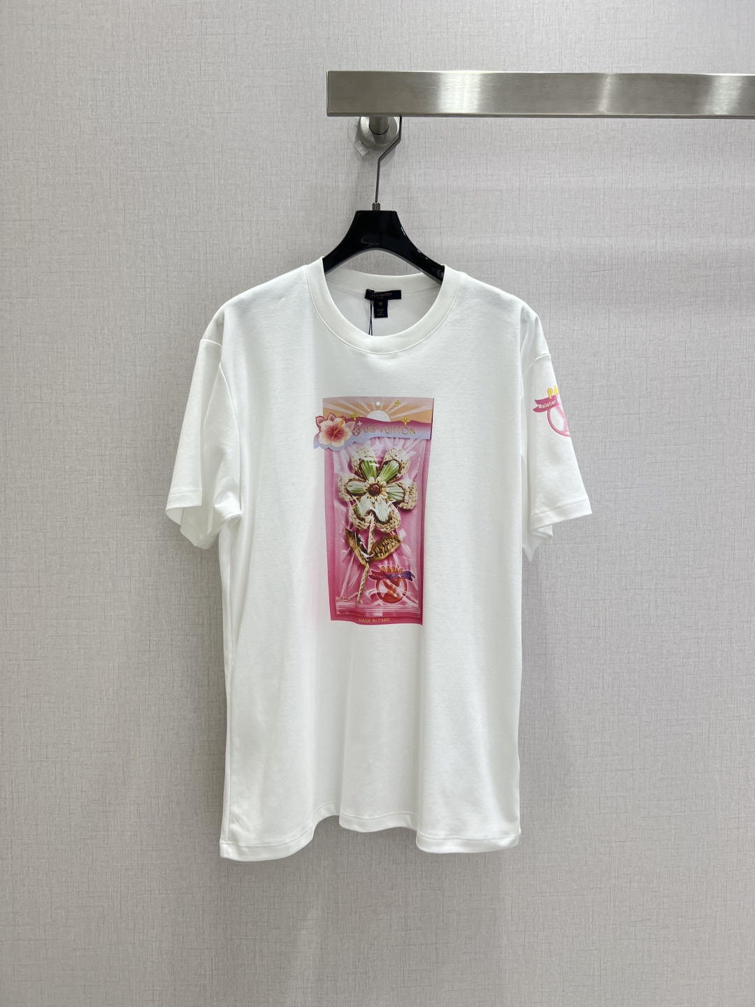 NO:926220,Highly recommended 26 spring and summer new short-sleeved T-shirt with printed pattern. It is very dense and feels great. It is a really hard-working one!  !  Perfect details, regular fit!  The upper body is not picky at all, simple and generous, instantly enhances the temperament, popular recommendation, one color SML code, high quality, T-shirt, tees, t-shirt,19860909强烈推荐 26春夏新款 印花图案短袖T恤 密度很高手感超好 真的费劲心血的一款！！细节完美 常规版型！上身完全不挑人简单大方 瞬间提升气质 爆款推荐 一个色 SML码 高品质,,T-shirt,tees，t-shirt,,Women's clothing
