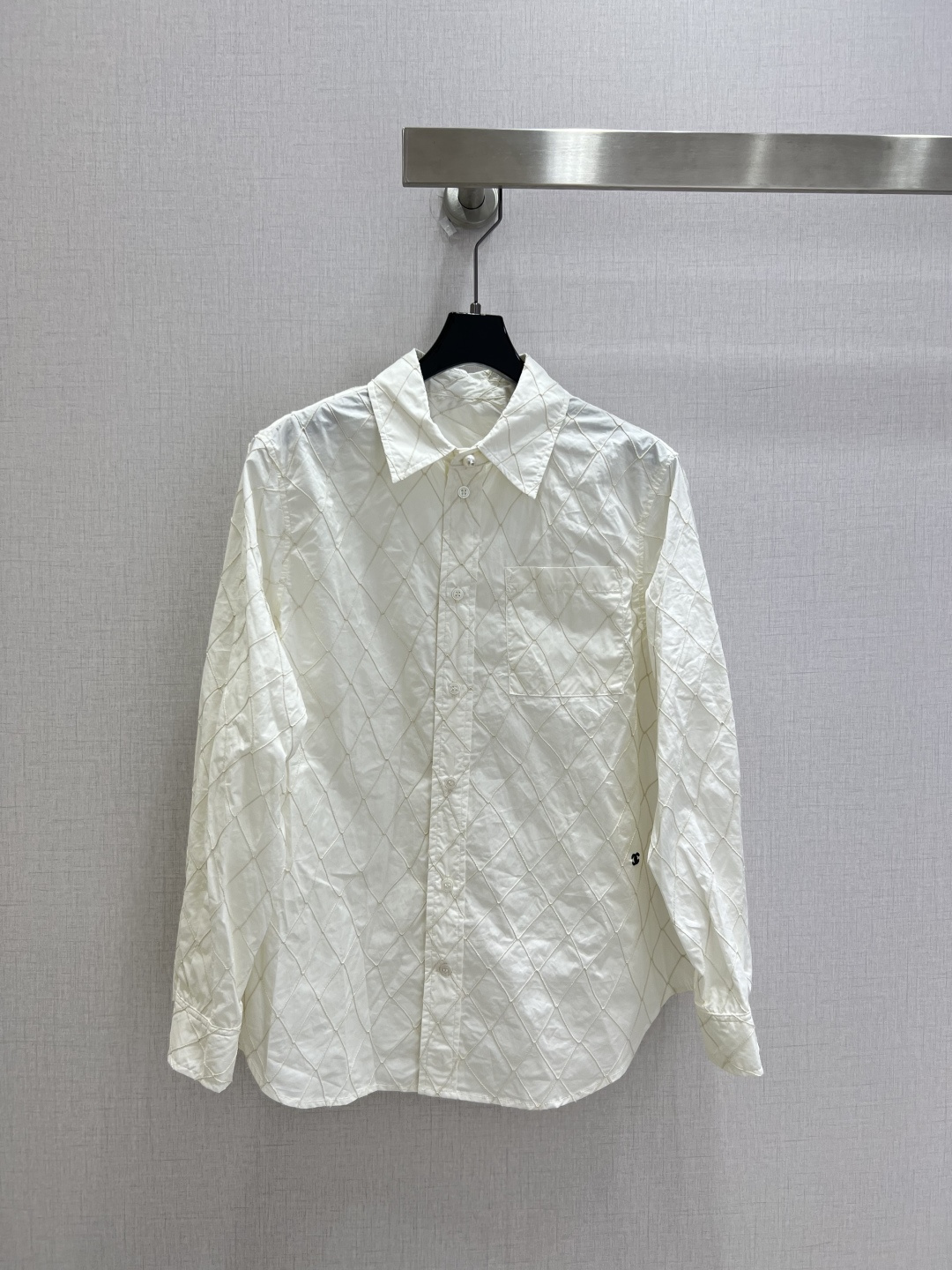 NO:926386,Highly recommended 26 spring and summer new diamond pocket lapel shirt. Low-key luxury three-dimensional tailoring. Streamlined line design. Noble and elegant yet full of gentle and intellectual temperament. Imported special materials. You will be amazed when you receive it. The texture of the customized fabric is amazing!  Two colors SML code high quality, shirts,19860909强烈推荐 26春夏新款 菱格口袋翻领衬衫 低调奢华立体剪裁 精简线条感设计 高贵典雅又尽显温柔知性的气质 进口特殊材质 收到手会很惊艳 定制面料质感超赞！两个色 SML码 高品质,,shirts,,Women's clothing