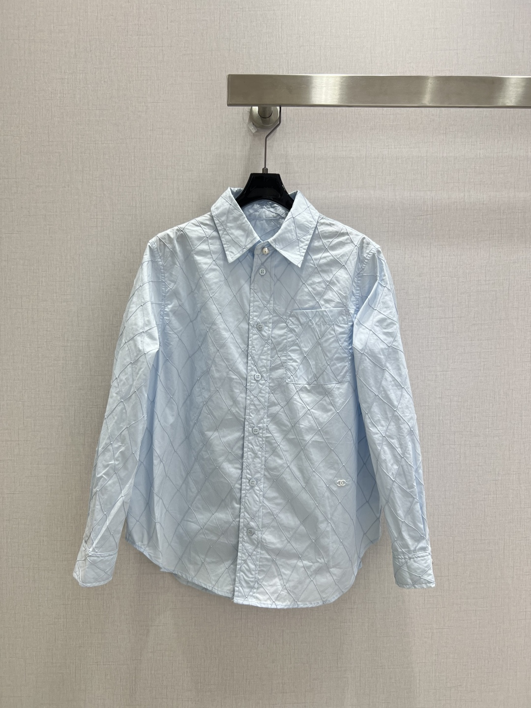 NO:926402,Highly recommended 26 spring and summer new diamond pocket lapel shirt. Low-key luxury three-dimensional tailoring. Streamlined line design. Noble and elegant yet full of gentle and intellectual temperament. Imported special materials. You will be amazed when you receive it. The texture of the customized fabric is amazing!  Two colors SML code high quality, shirts,19860909强烈推荐 26春夏新款 菱格口袋翻领衬衫 低调奢华立体剪裁 精简线条感设计 高贵典雅又尽显温柔知性的气质 进口特殊材质 收到手会很惊艳 定制面料质感超赞！两个色 SML码 高品质,,shirts,,Women's clothing